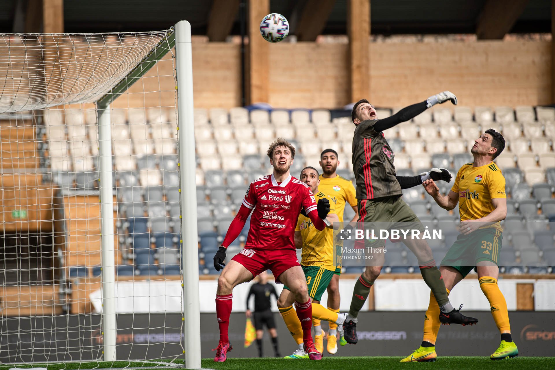 Piteås James Burgin gör 3-3 bakom Dalkurds målvakt