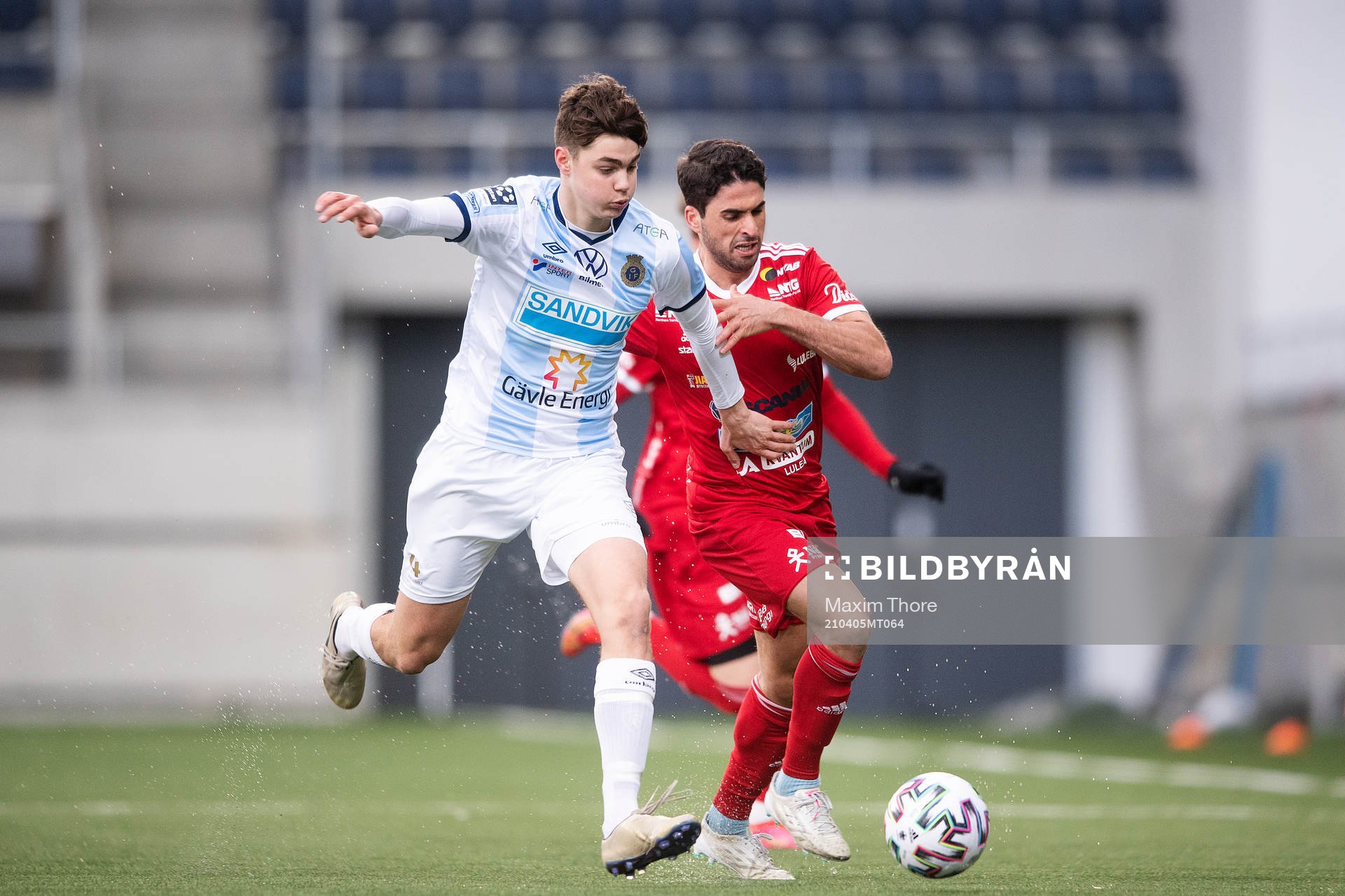 Luleås Yassine Assam och Gefles Theodor Hansemon under fotbollsmatchen i Division 1 norra mellan Gefle och Luleå den 5 april 2021 i Gävle. 
