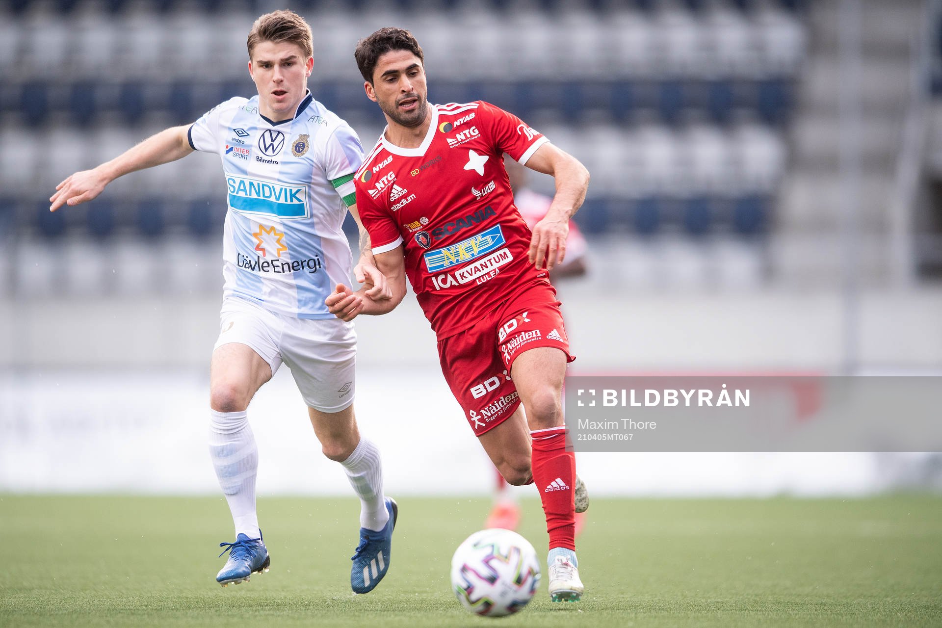 Gefles Sebastian Sandlund och Luleås Yassine Assam under fotbollsmatchen i Division 1 norra mellan Gefle och Luleå den 5 april 2021 i Gävle.