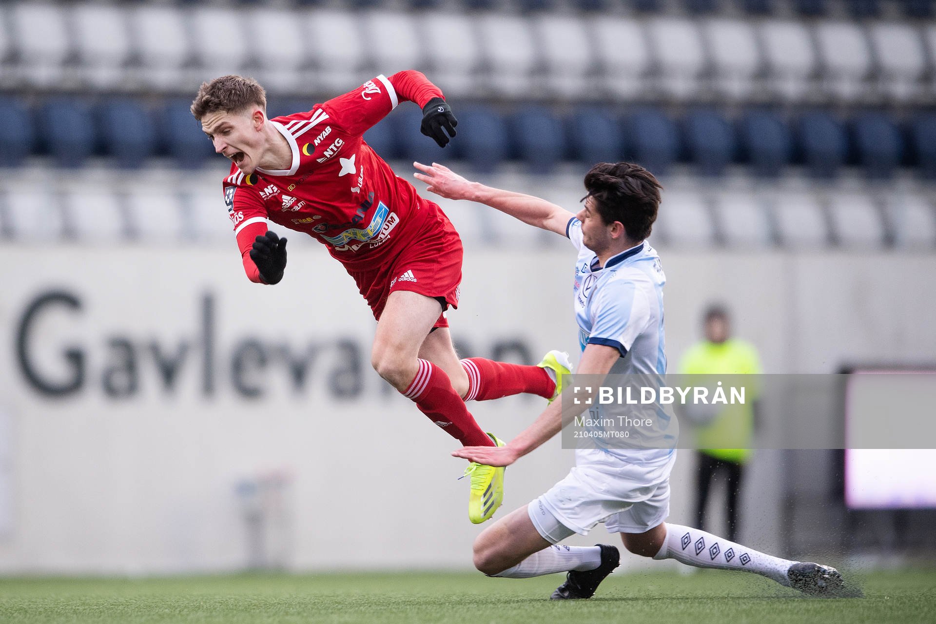 Luleås Philip Rundqvist och Gefles Kevin Persson under fotbollsmatchen i Division 1 norra mellan Gefle och Luleå den 5 april 2021 i Gävle. 
