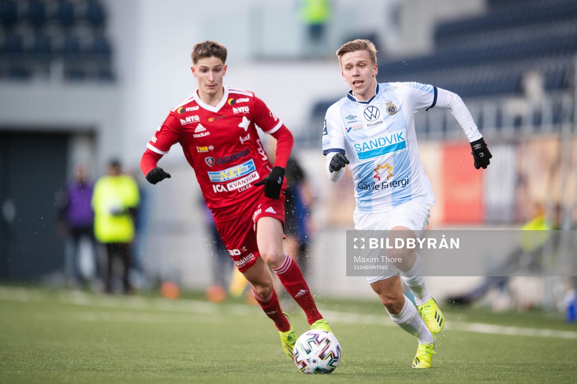 Luleås Philip Rundqvist och Gefles Albin Lohikangas under fotbollsmatchen i Division 1 norra mellan Gefle och Luleå den 5 april 2021 i Gävle.