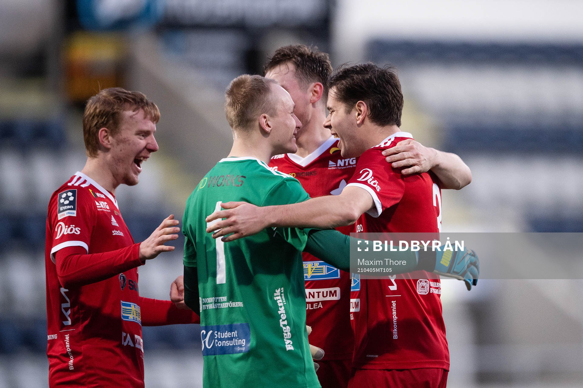 Luleås spelare jublar med målvakt Tomas Adell