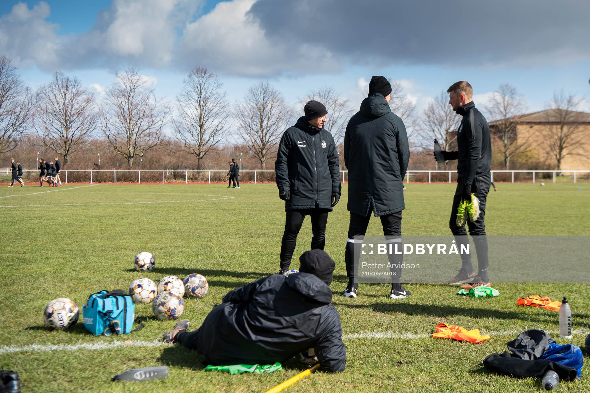 Tränare Billy Magnusson och Erik Pärsson under en fotbollsträning med Landskrona den 5 april 2021 i Landskrona. 
