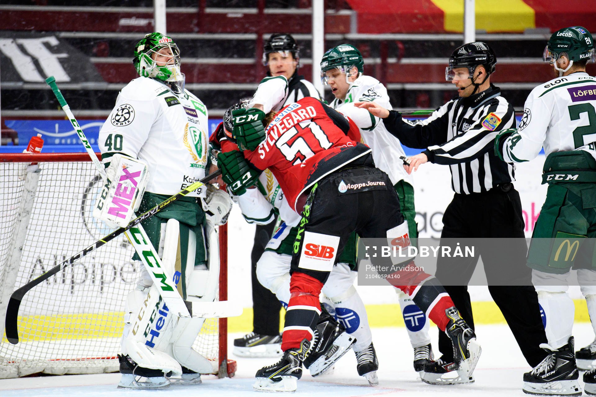 Färjestads Adam Ginning och Malmö Redhawks Emil Sylvegård