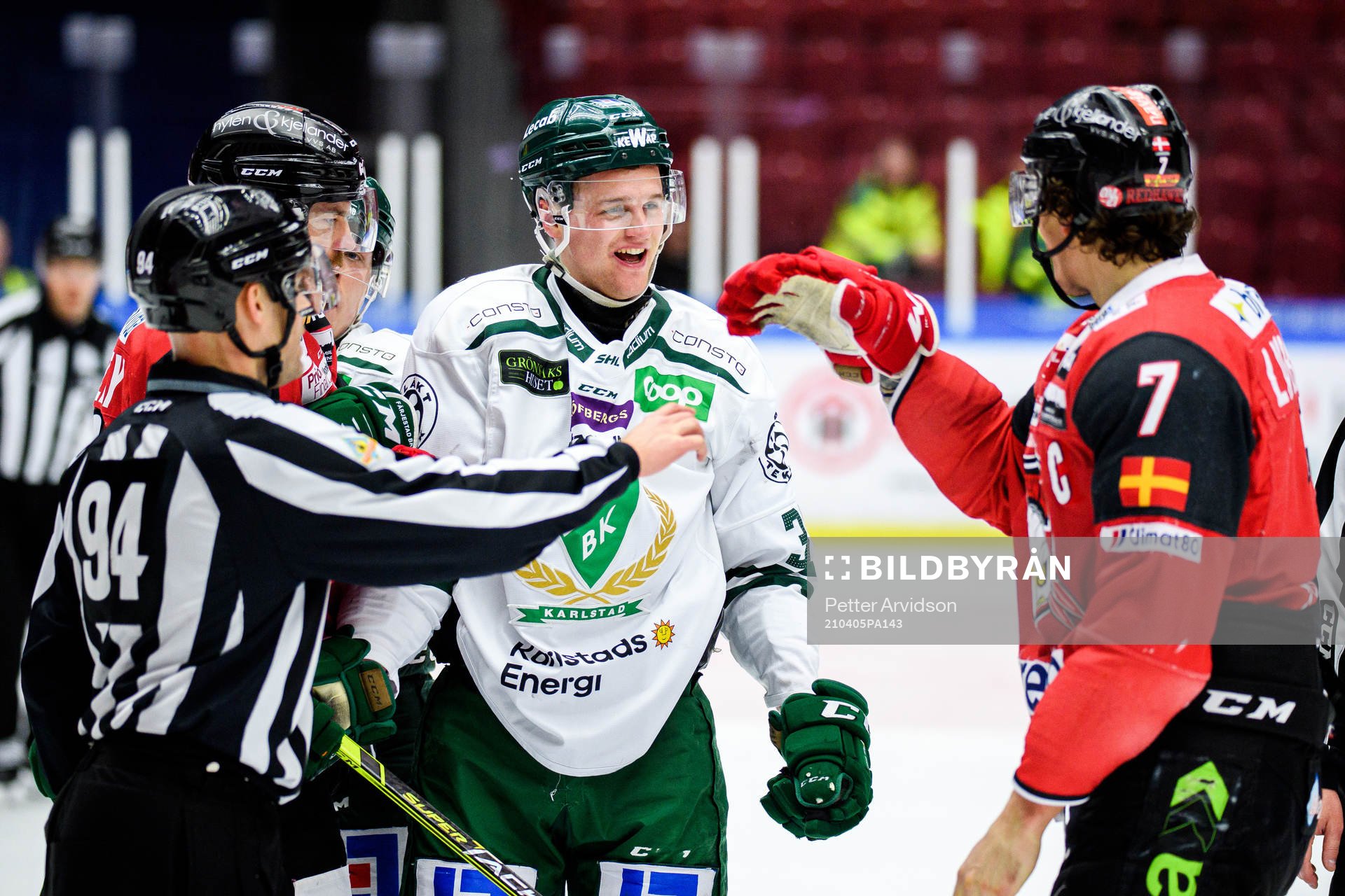 Färjestads Adam Ginning och Malmö Redhawks Oliver