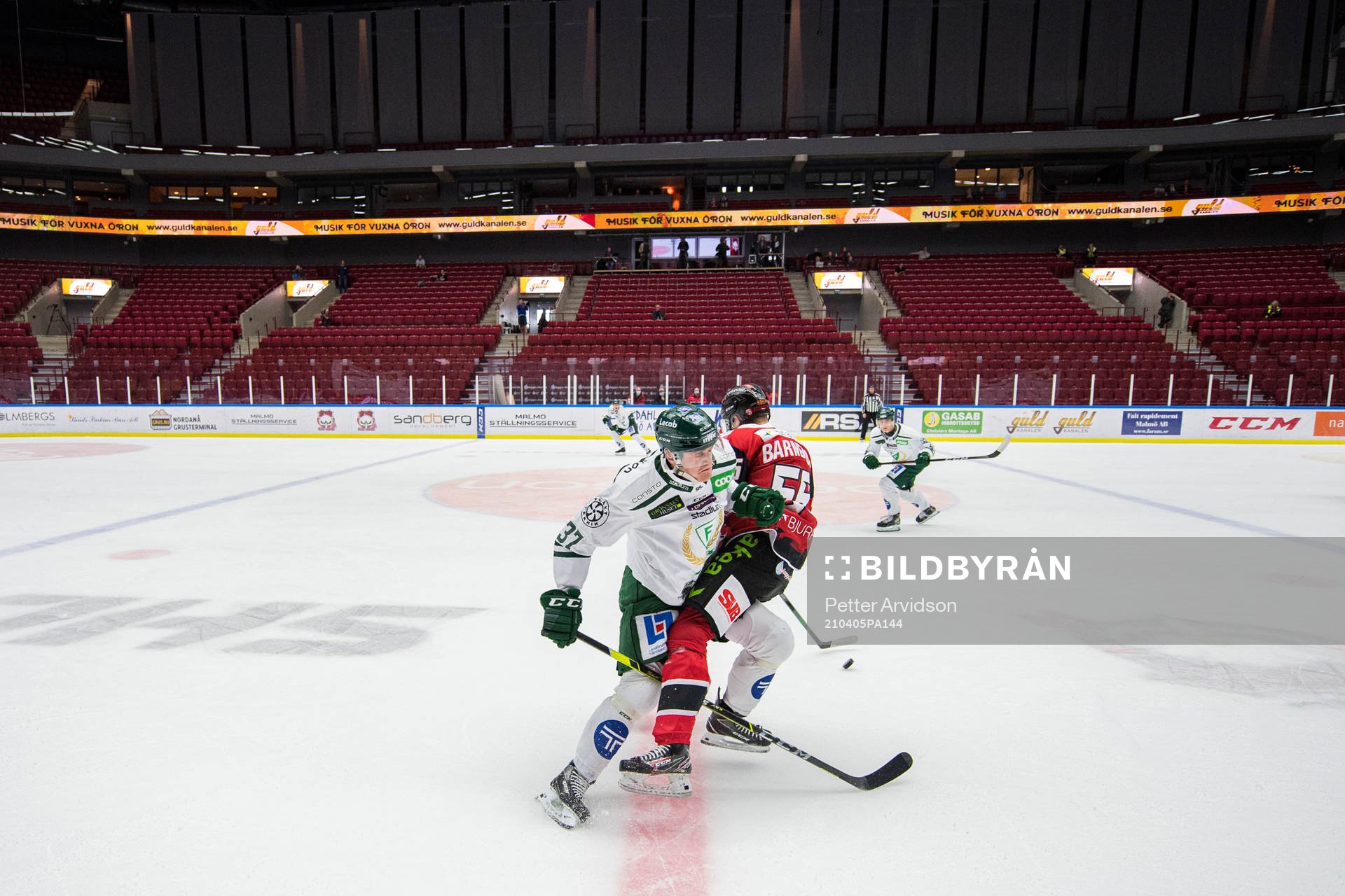 Färjestads Adam Ginning tacklar Malmö Redhawks William