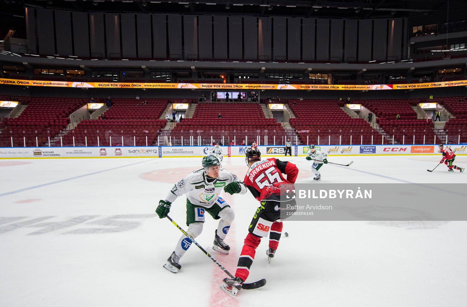 Färjestads Adam Ginning tacklar Malmö Redhawks William