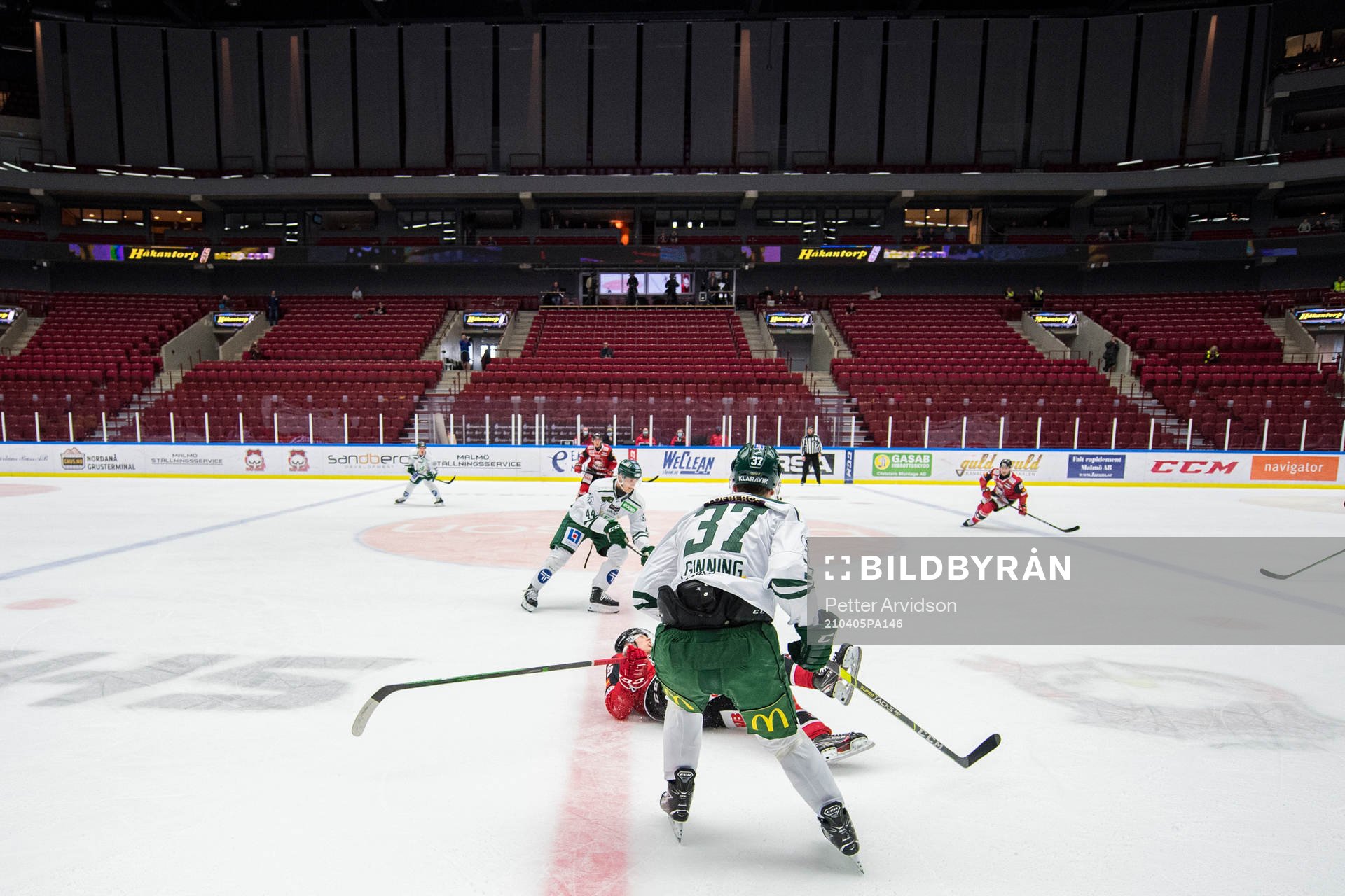 Färjestads Adam Ginning tacklar Malmö Redhawks William