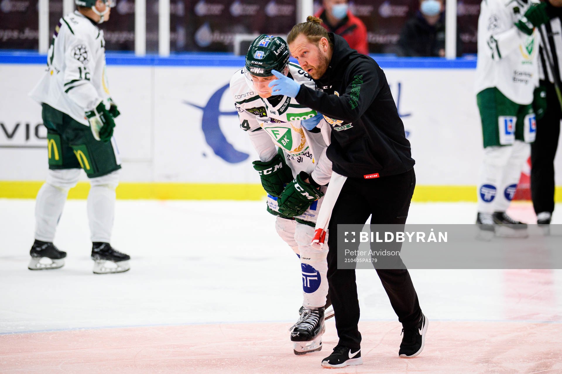 Färjestads Jacob Peterson lämnar isen