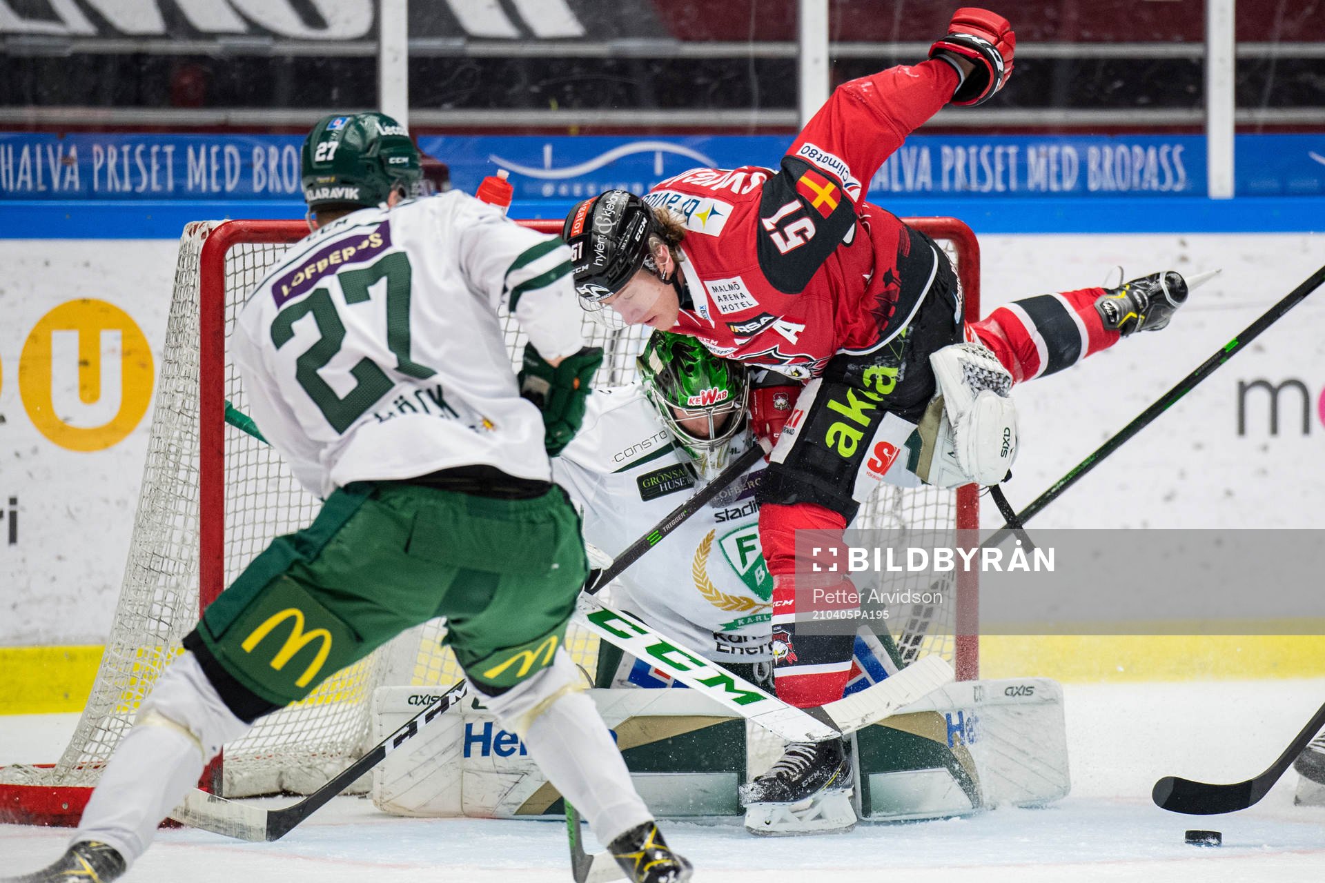 Malmö Redhawks Emil Sylvegård och Färjestads målvakt