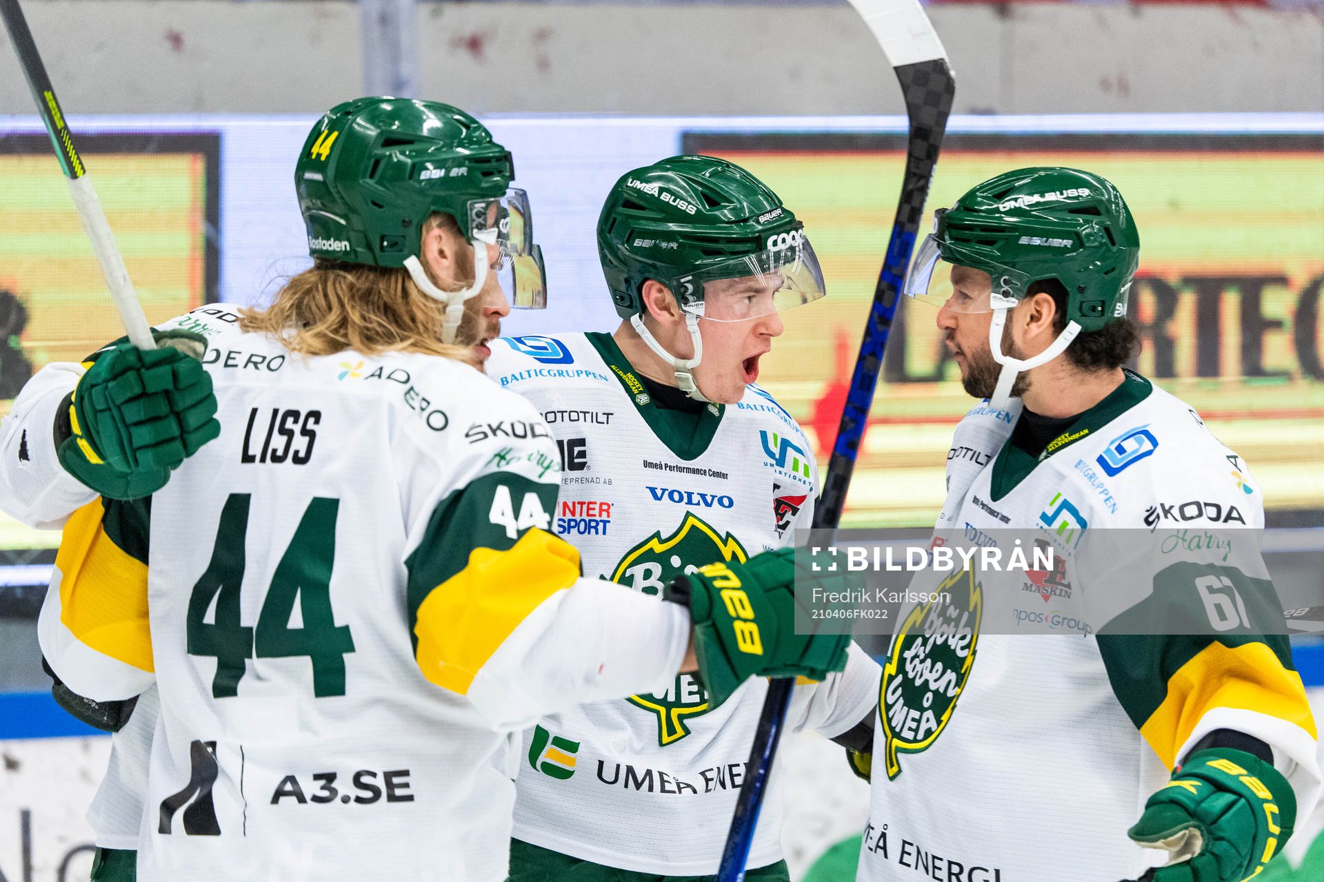 Björklövens Pontus Andreasson (mitten) jublar med Olle