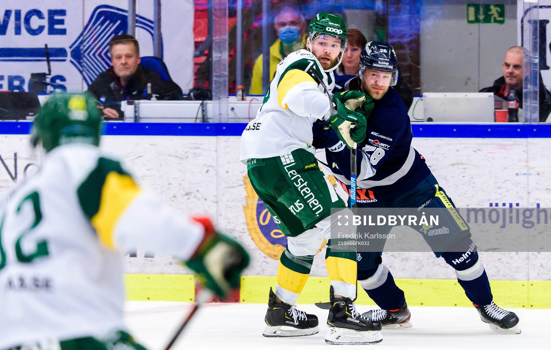 Björklövens Zach Palmquist och Karlskogas Sebastian Fakt