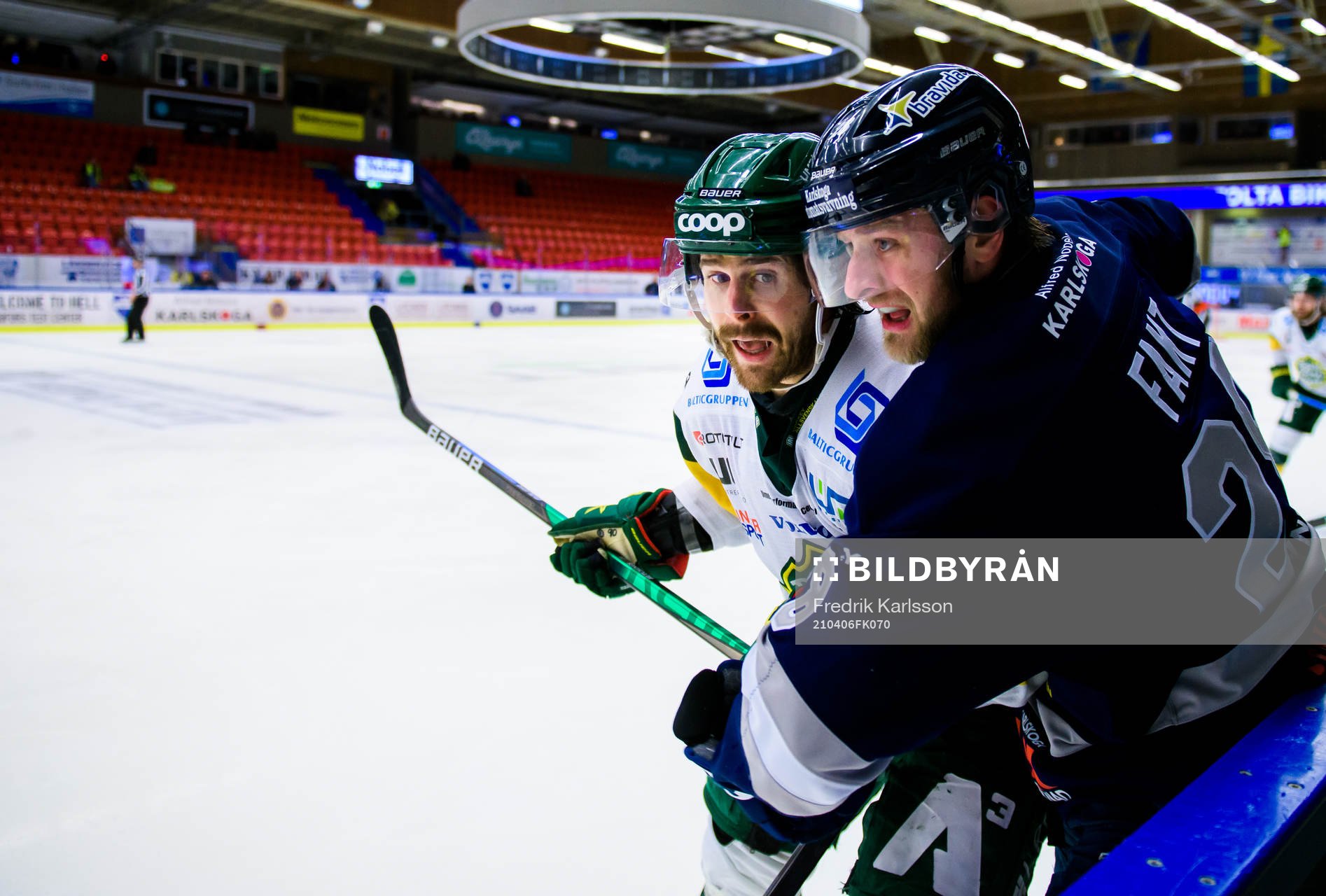 Björklövens Alex Hutchings och Karlskogas Sebastian Fakt