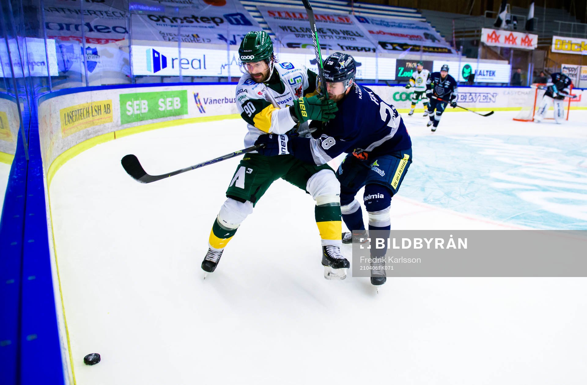 Björklövens Alex Hutchings och Karlskogas Sebastian Fakt