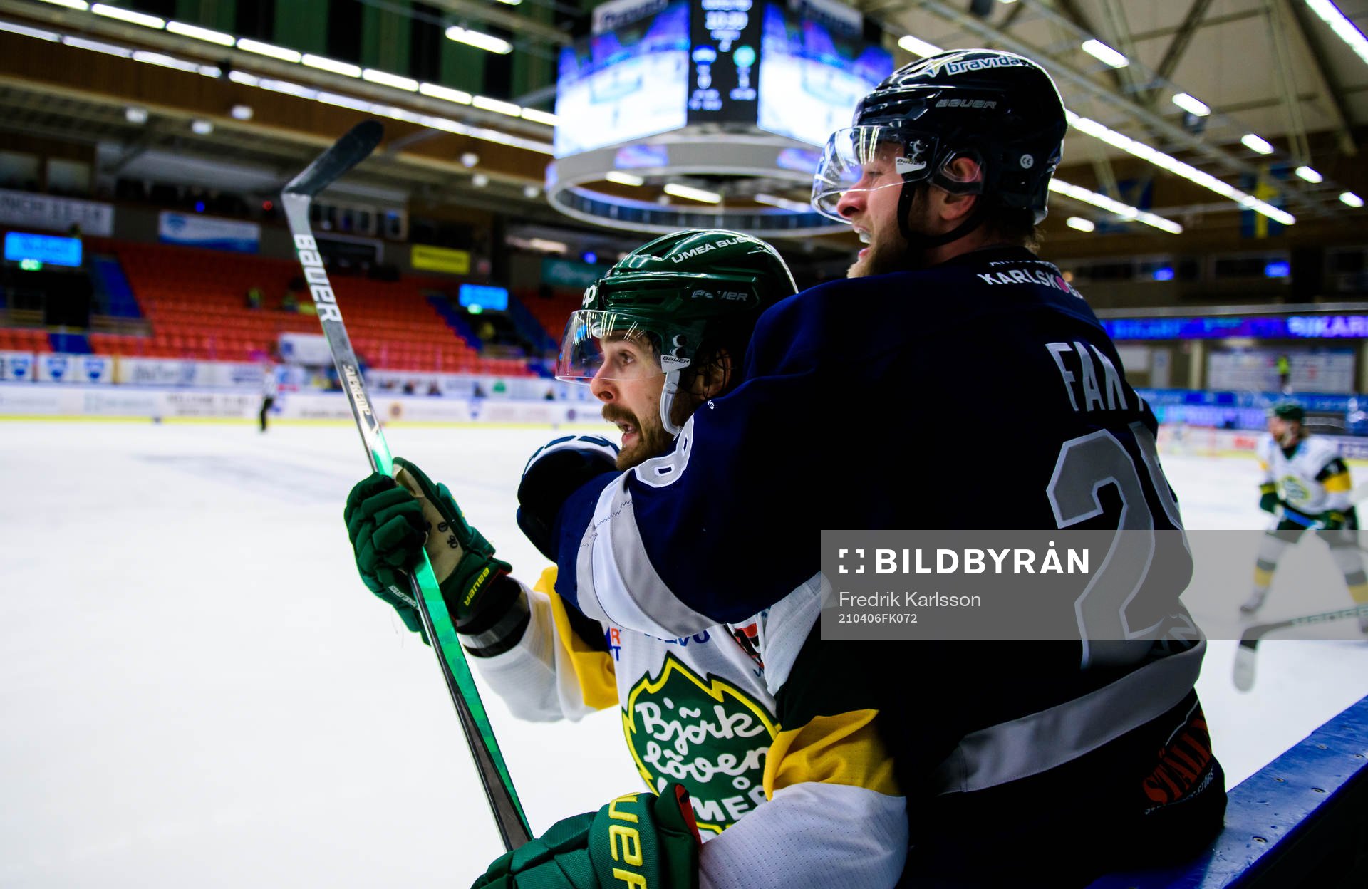 Björklövens Alex Hutchings och Karlskogas Sebastian Fakt