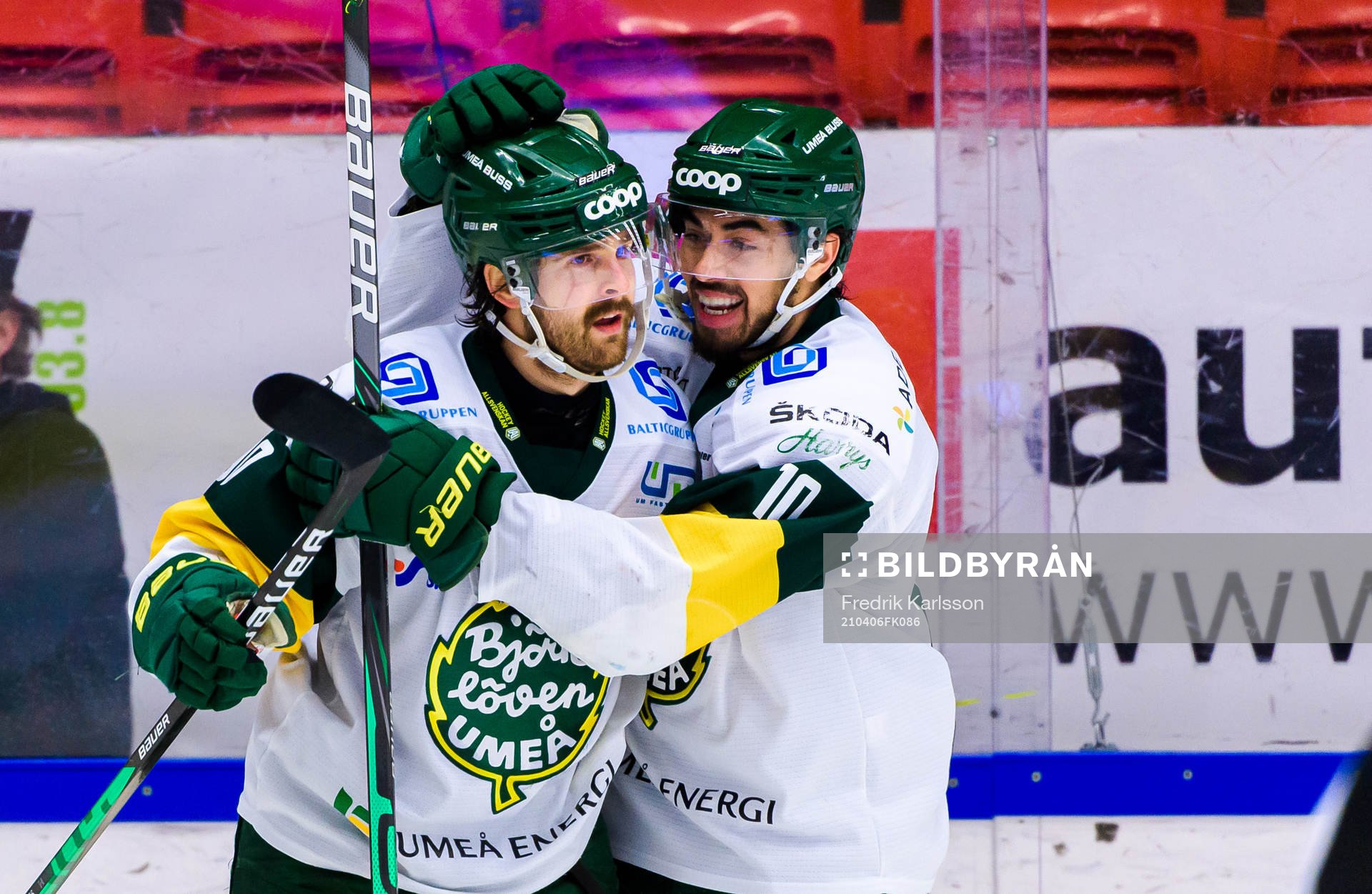 Björklövens Alex Hutchings och Tyler Vesel jublar