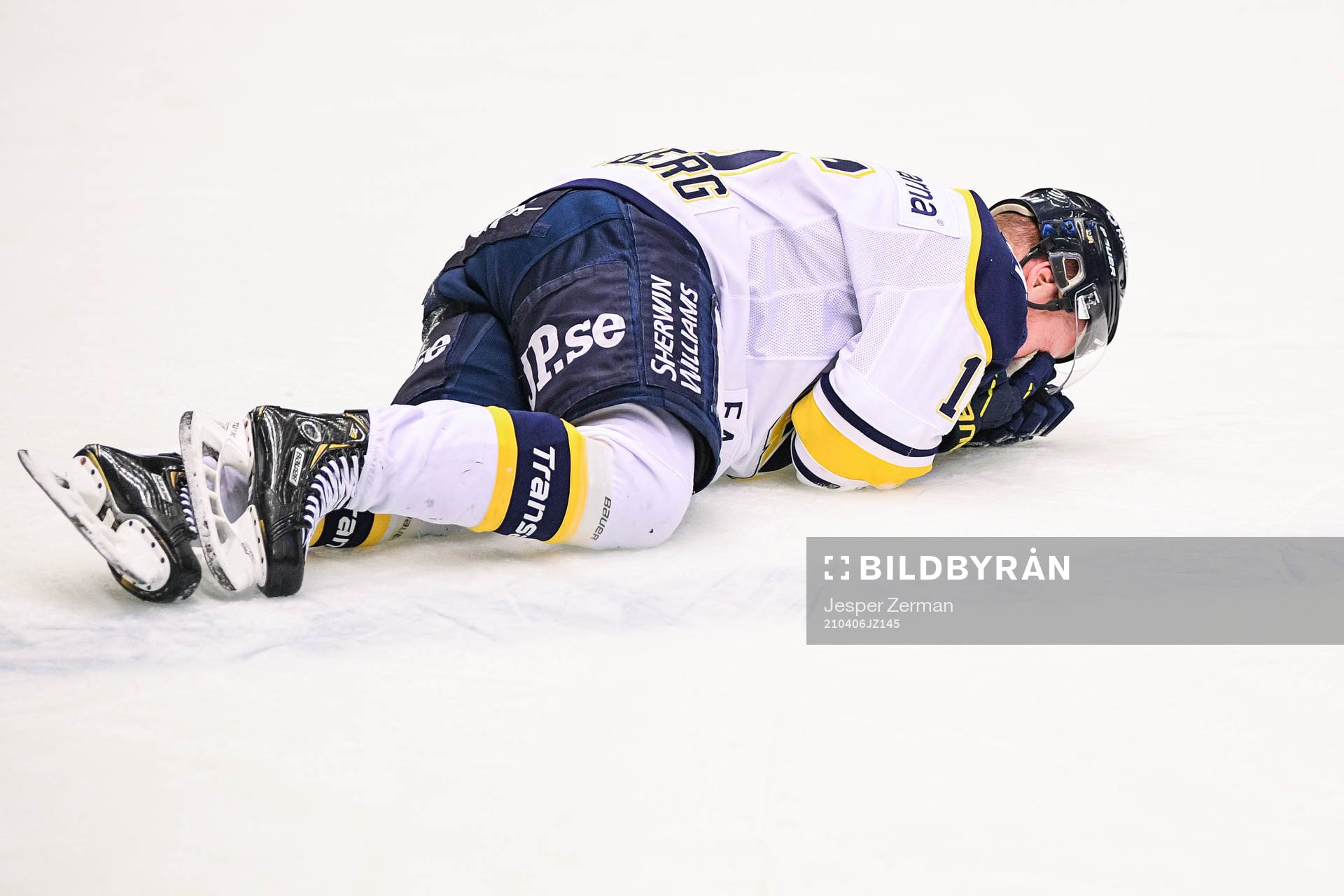 s Filip Sandberg ligger och har ont