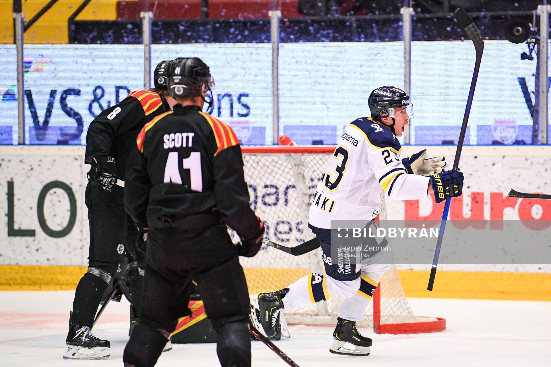 s Arttu Ilomäki jublar