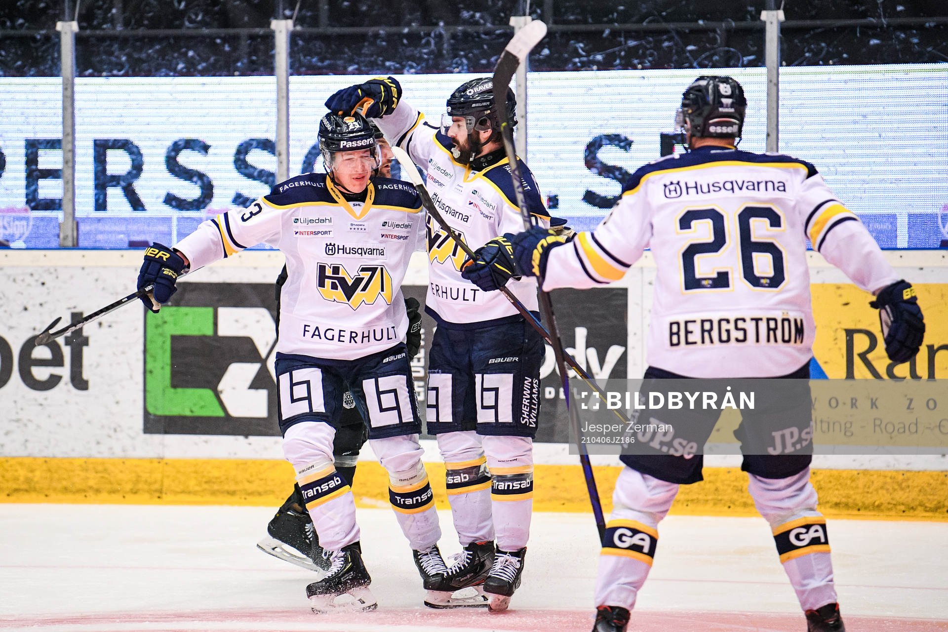 s Arttu Ilomäki och Linus Fröberg jublar