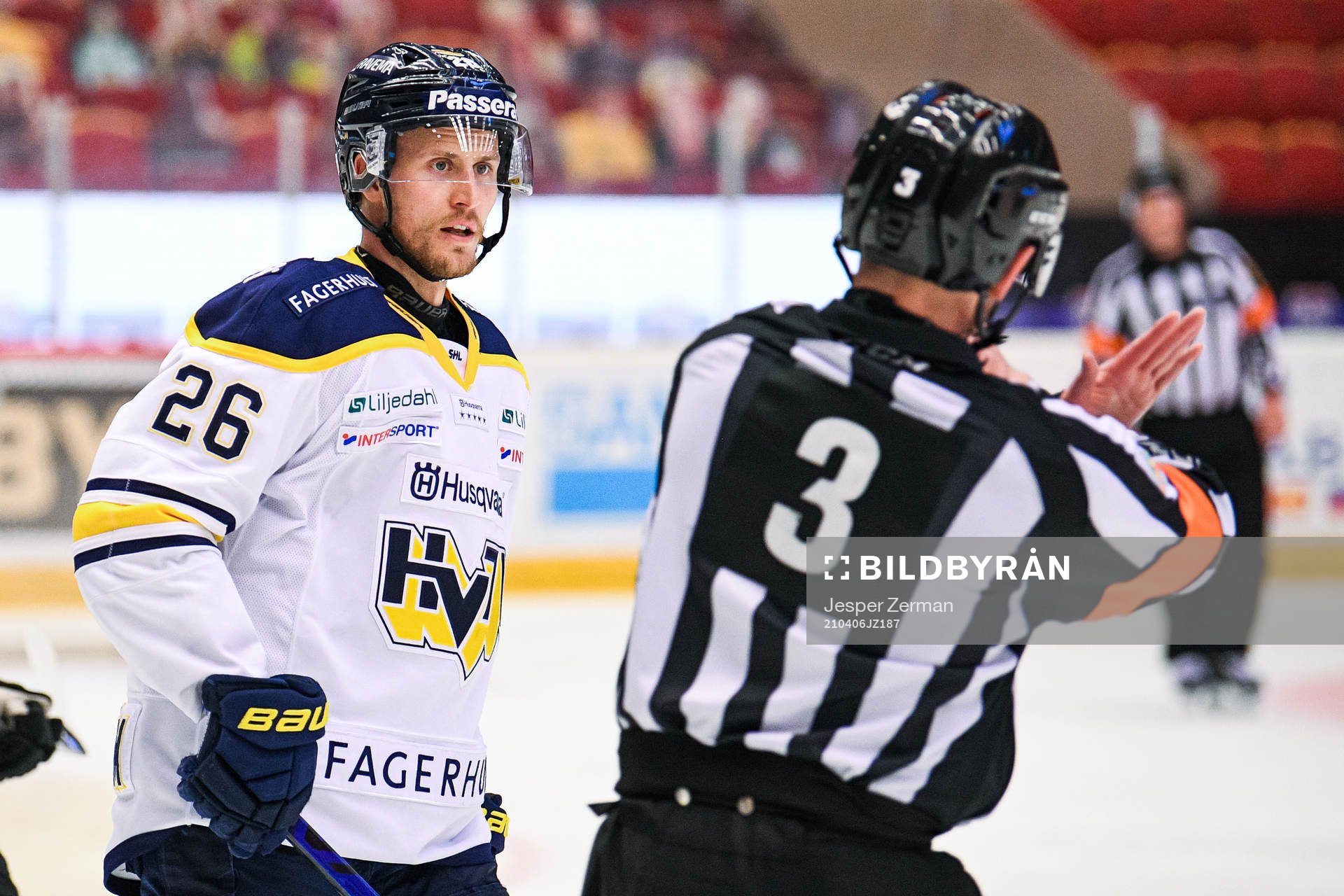 s Alexander Bergström reagerar mot Domare Linus Öhlund