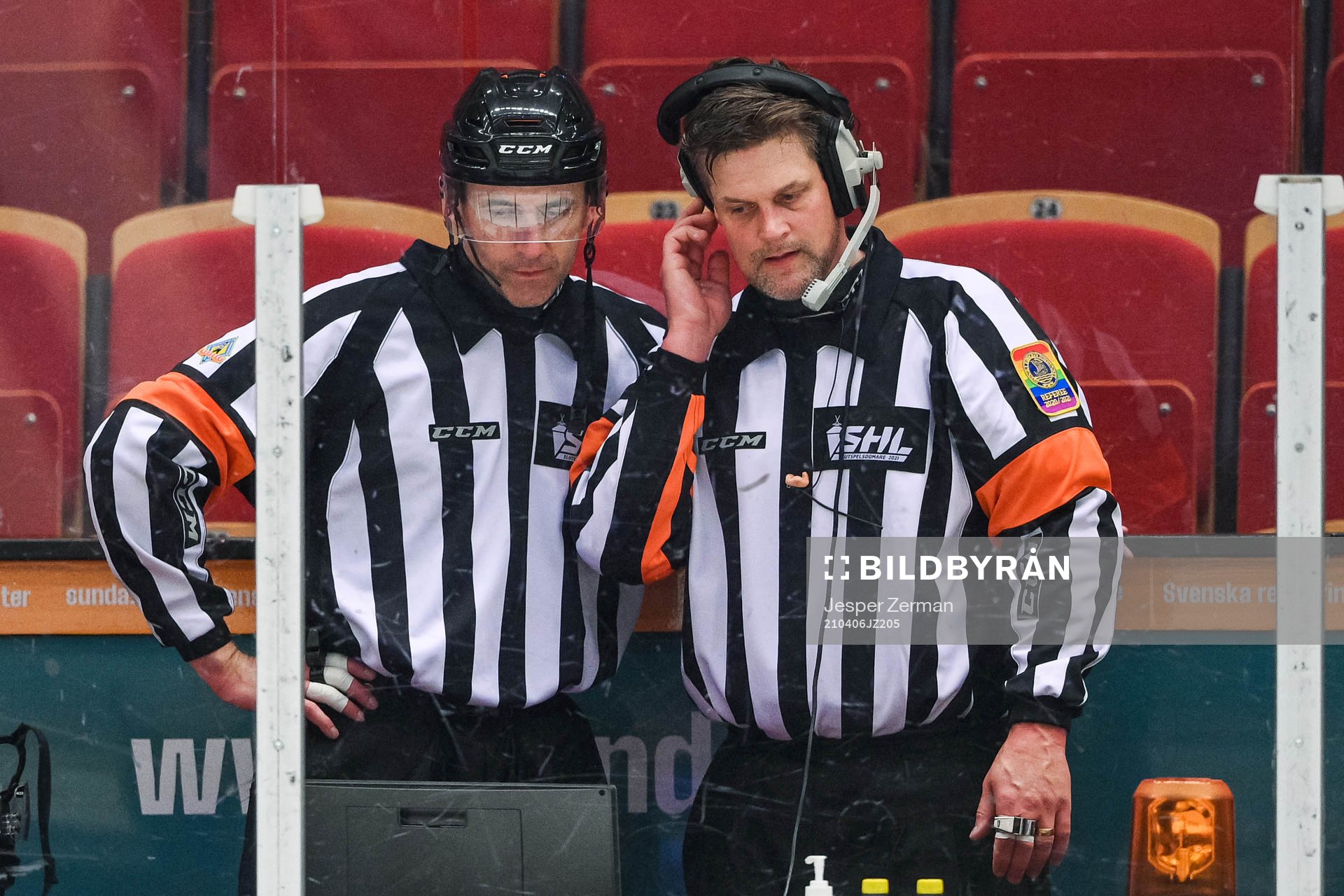 Domarna Linus Öhlund och Mikael Nord ringer på ett