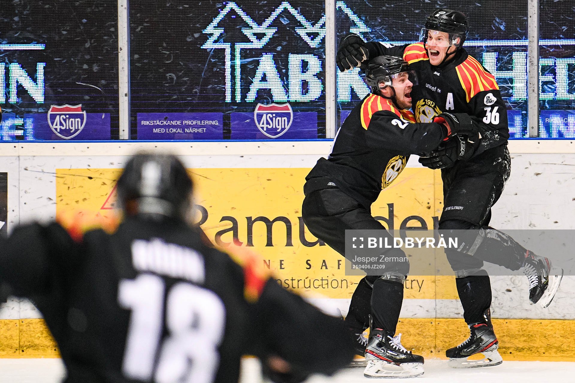 Brynäs Emil Molin jublar med målskytten till 2-1 Linus