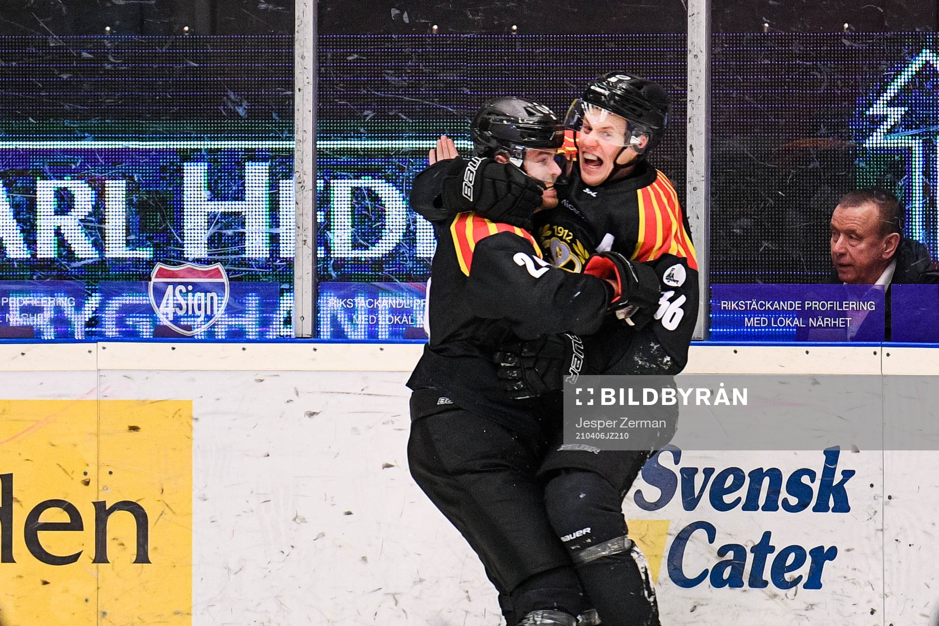 Brynäs Emil Molin jublar med målskytten till 2-1 Linus