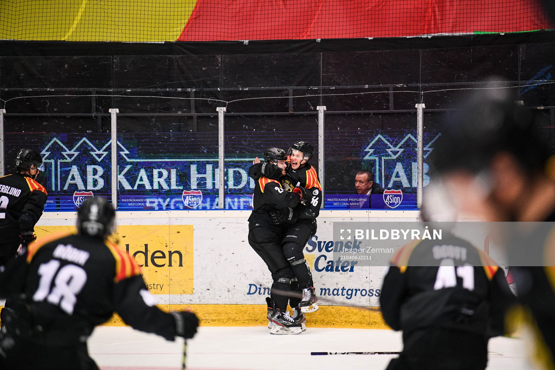 Brynäs Emil Molin jublar med målskytten till 2-1 Linus