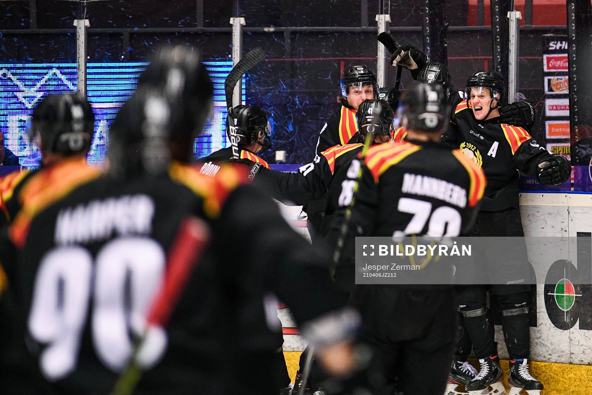 Brynäs Emil Molin jublar med målskytten till 2-1 Linus
