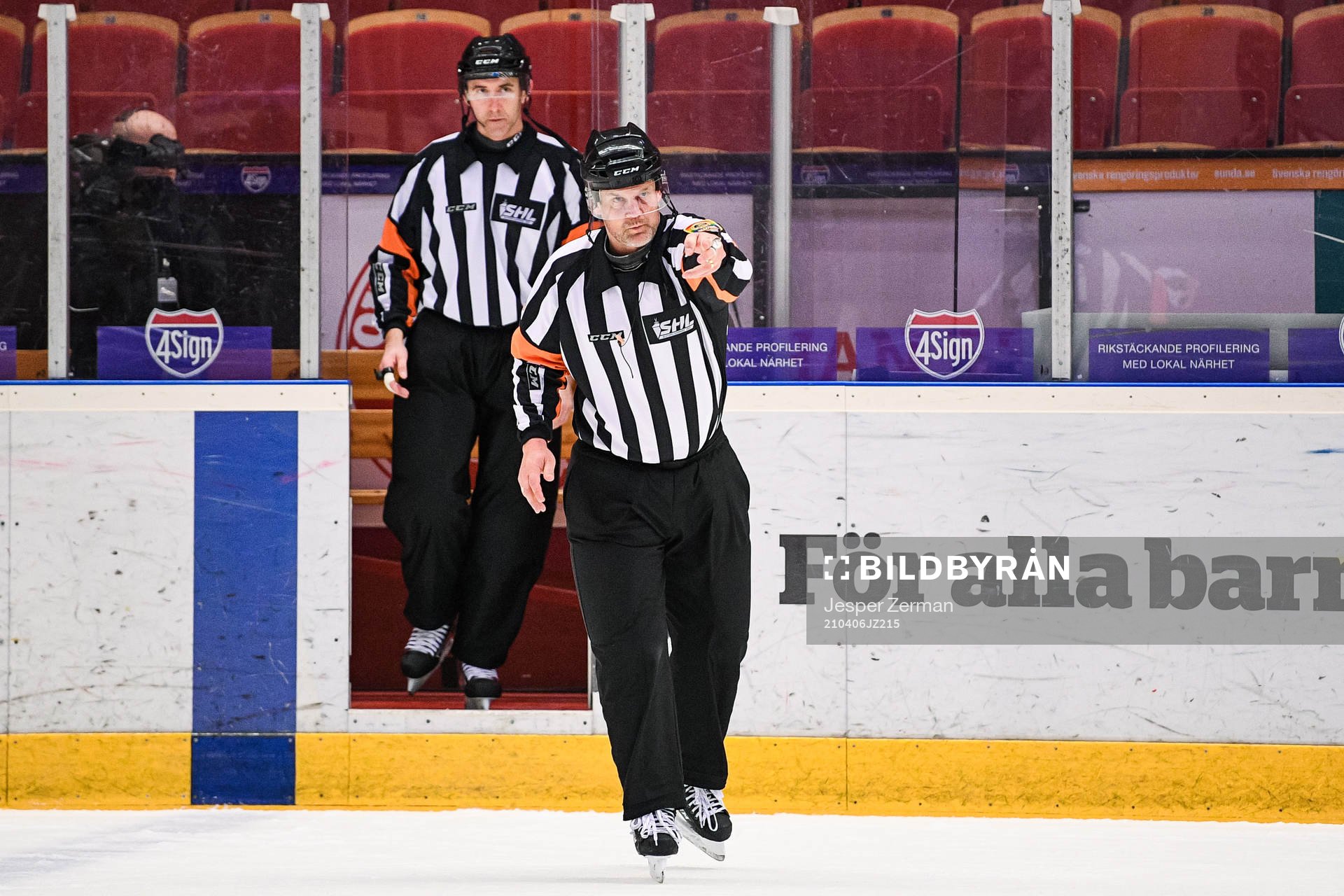Domare Mikael Nord signalerar för mål till 2-1