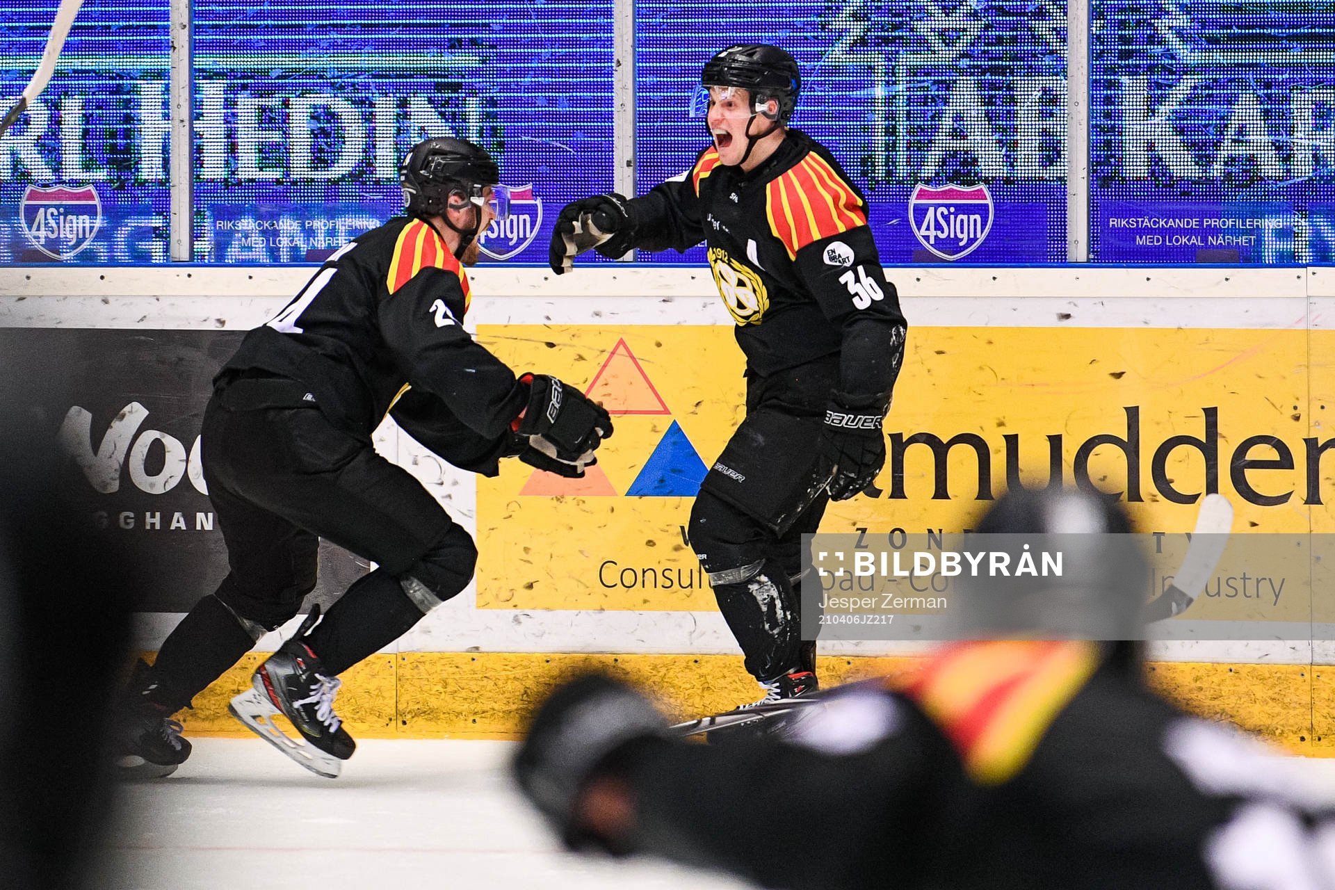 Brynäs Emil Molin jublar med målskytten till 2-1 Linus