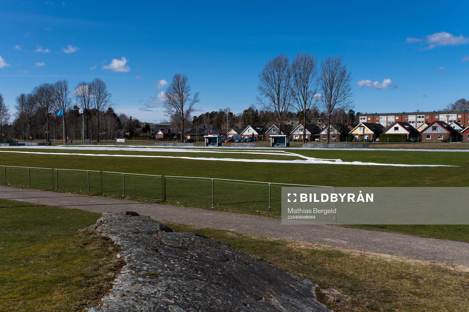 Bostadsområdet Kronogården syns bakom en gräsplan på