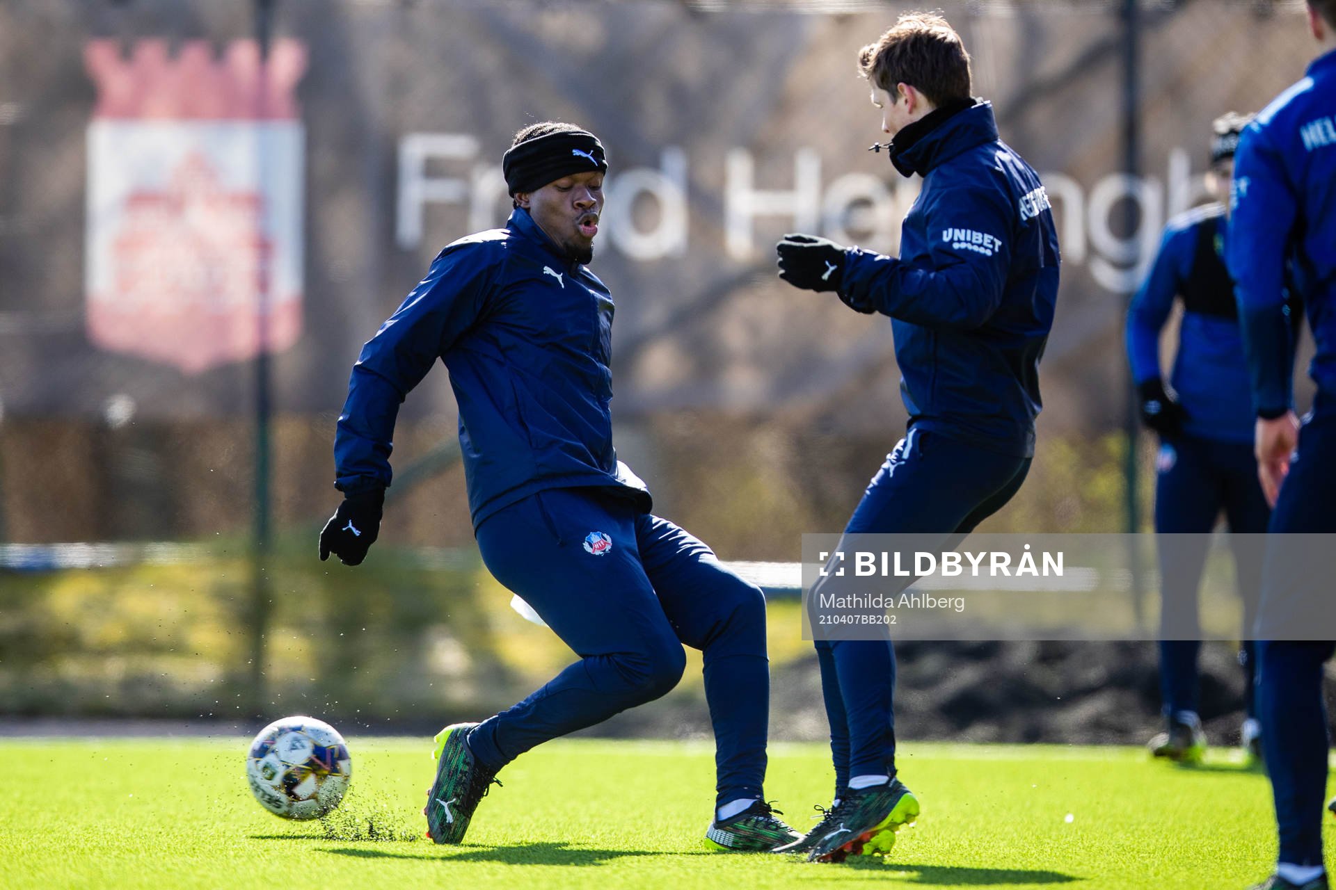 Noel Mbo och Max Svensson under en träning med Helsingborg den 7 april 2021 i Helsingborg. 