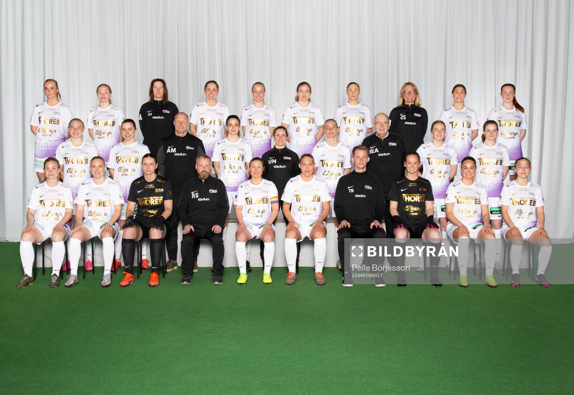 Jitex poserar för en lagbild den 7 april 2021 i Mölndal. Bakre ledet från vänster: Matilda Nilsson, Linnea Folkow, målvaktstränare Jenny Ulfström, Ida Jacobson, Linnea Strömberg, Olivia Strid, Sara Johansson, lagledare Tuula Jacobon, Alexandra Hellekant, Ella Reidy. Mittenledet från vänster: StinaLisa Johansson, Ella Smith Ygfeldt, tränaransvarig Anders Magnusson, Andrea Pajovic, fysioterapeut Ulrika Nyhlén, Amanda Harlin, materialförvaltare Jan-Erik Andersson, Elin Palklint, Sofia Reidy. Sittande från vänster: Lina Reinl, Emma Thölin, Anna Larsson, assisterade tränare Robert Sjökvist, Elin Lenir, Julia Hellström, assisterade tränare Tobias Barin, Emma Lööv, Fanny Linderoth, Moa Eklund.