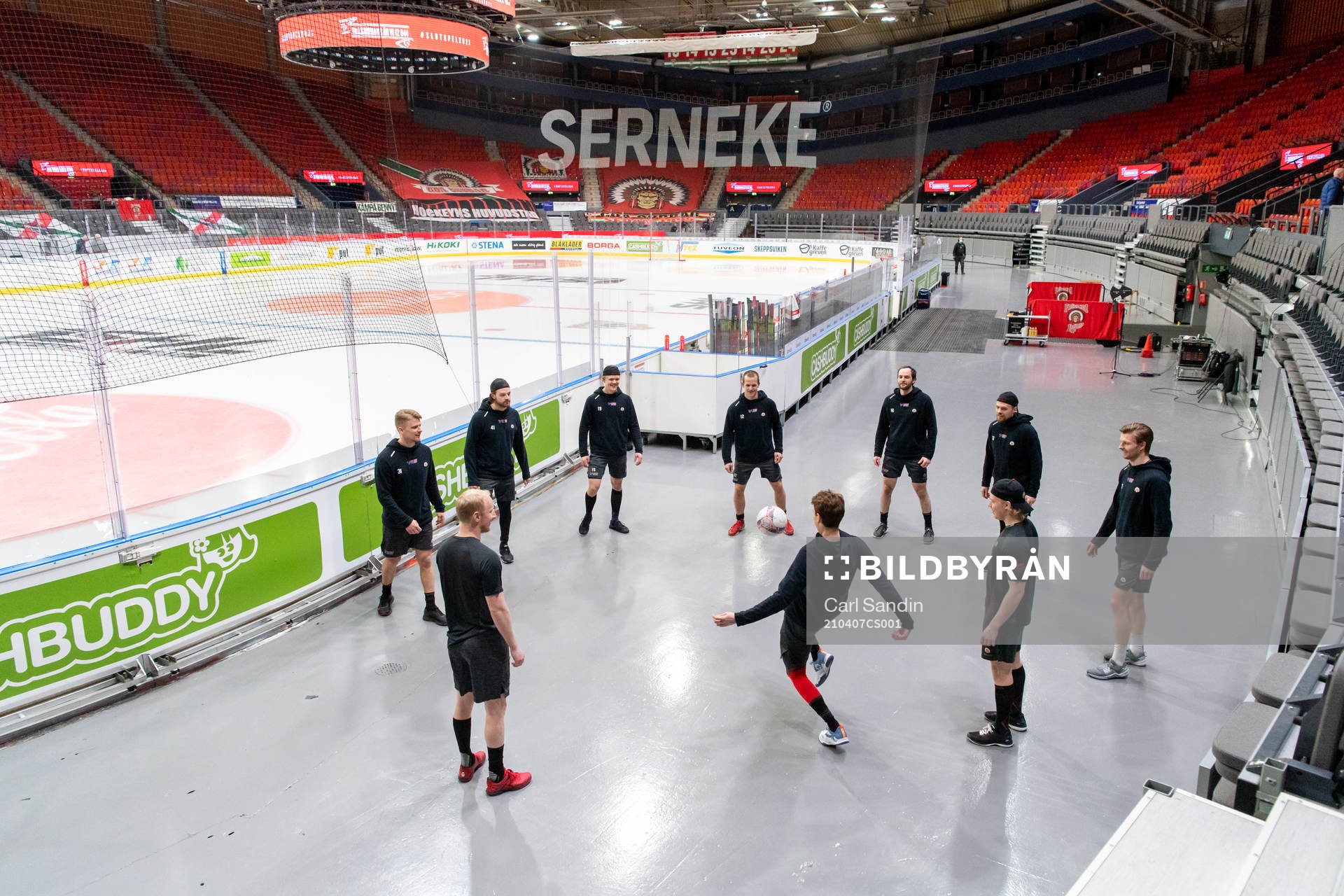 Frölundas spelare värmer upp innan åttondelsfinal två i