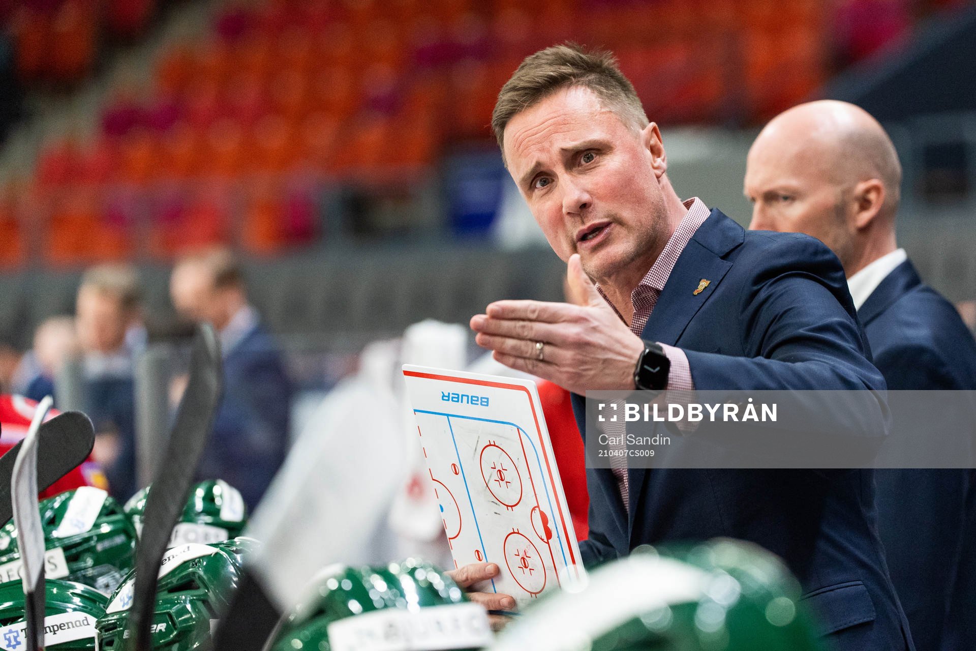 Frölundas tränare Roger Rönnberg gestikulerar