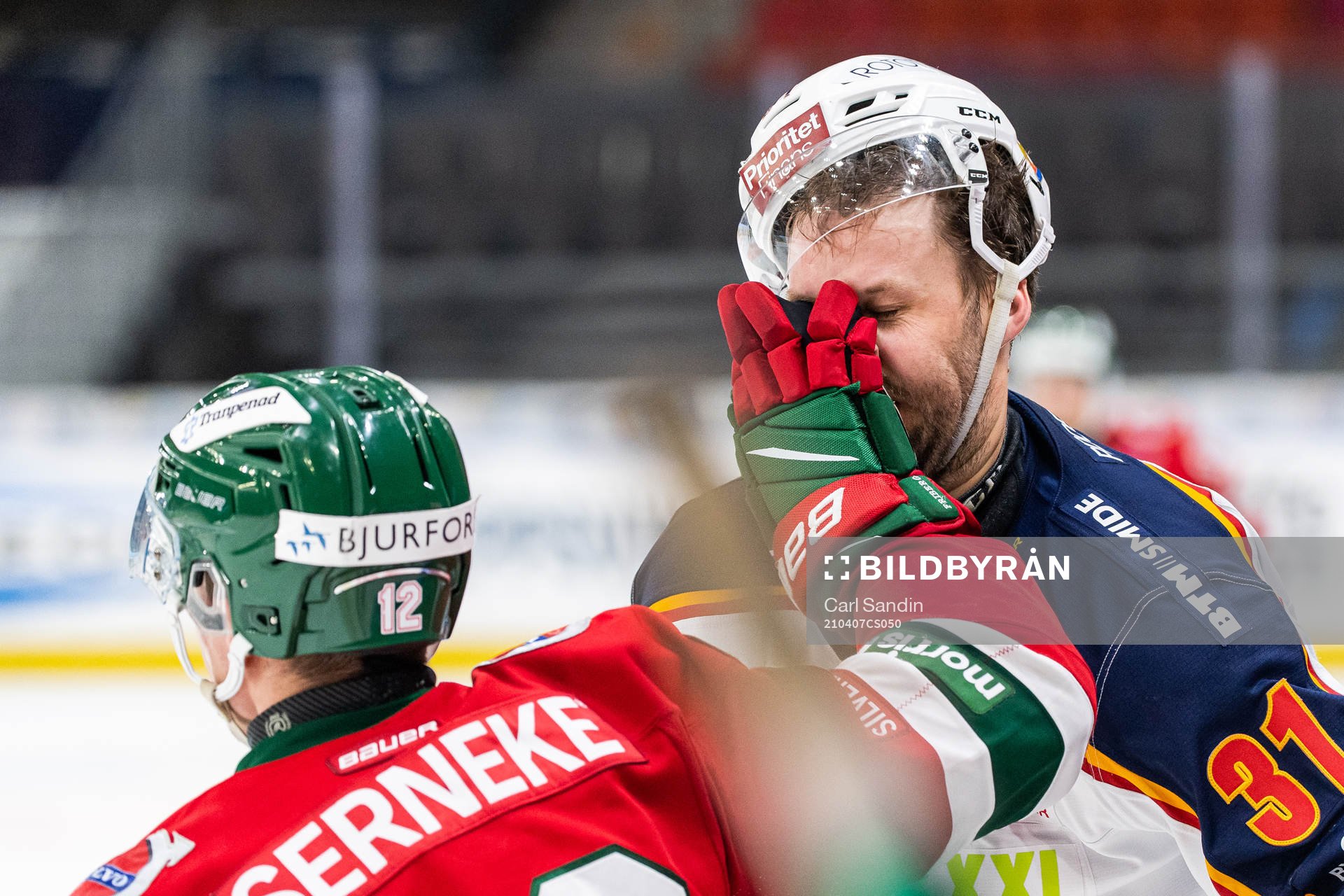 Frölundas Max Friberg med handen i ansiktet på