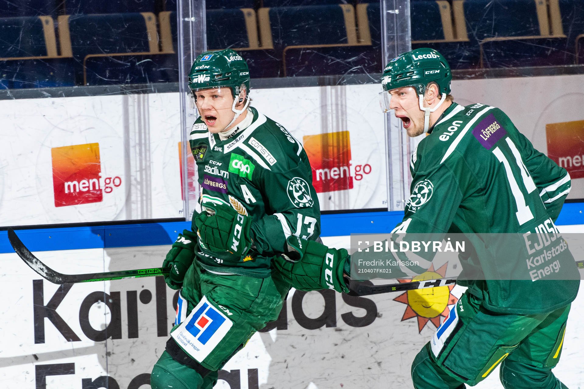 Färjestads Daniel Viksten och Victor Ejdsell jublar
