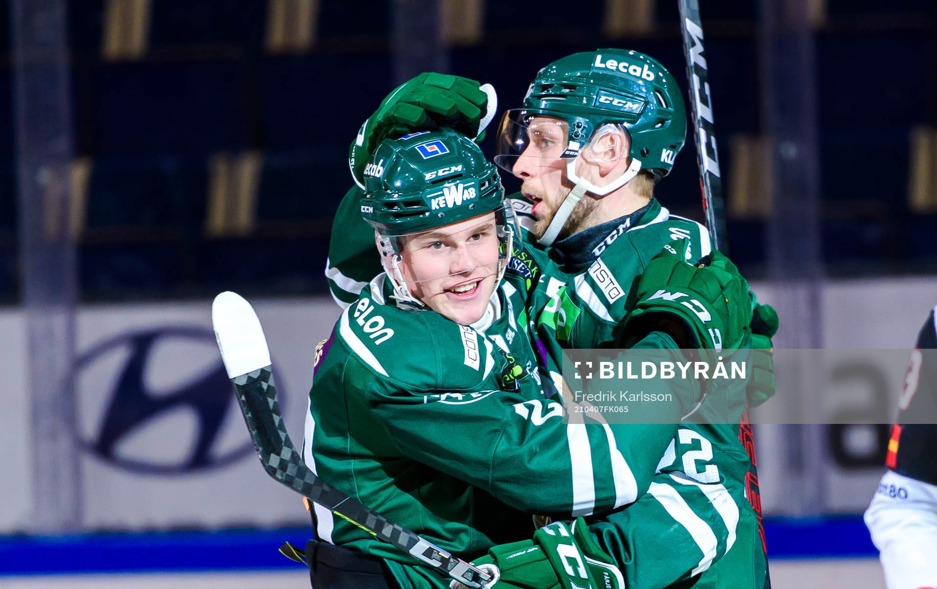 Färjestads Olle Lycksell och Per Åslund jublar