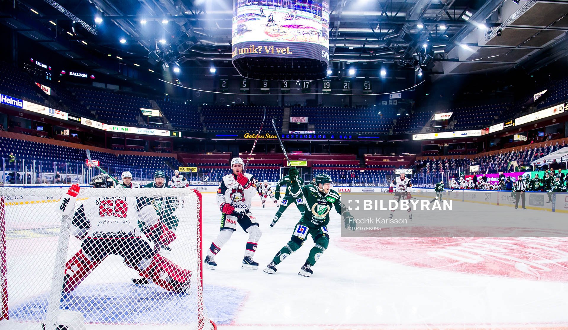 Färjestads Michael Lindqvist skjuter 3-2 och jublar  bakom