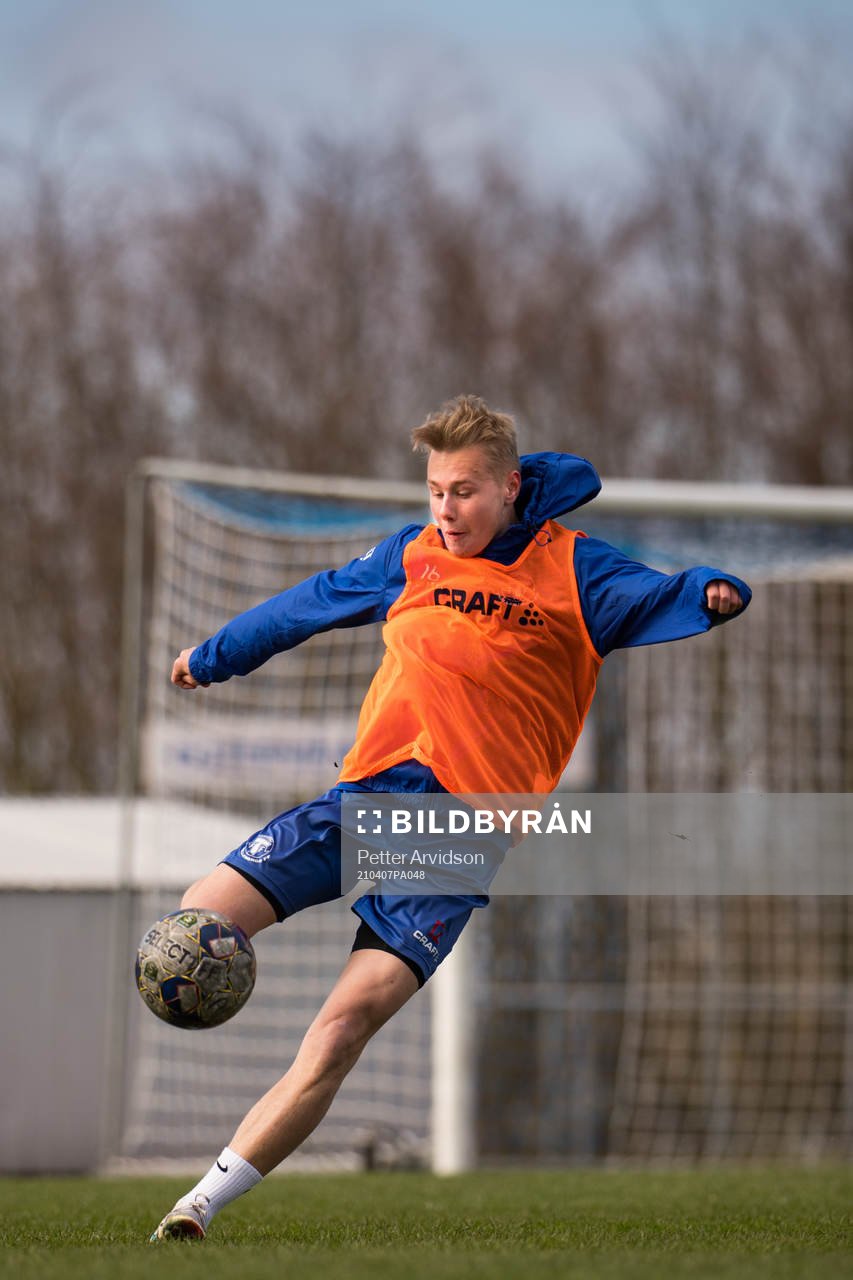 Noah Tillberg under en fotbollsträning med Trelleborg den 7 april 2021 i Trelleborg. 