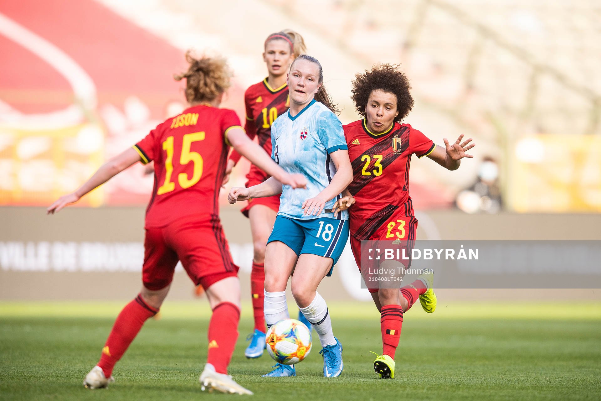 Frida Maanum of Norway against Justine Vanhaevermaet,