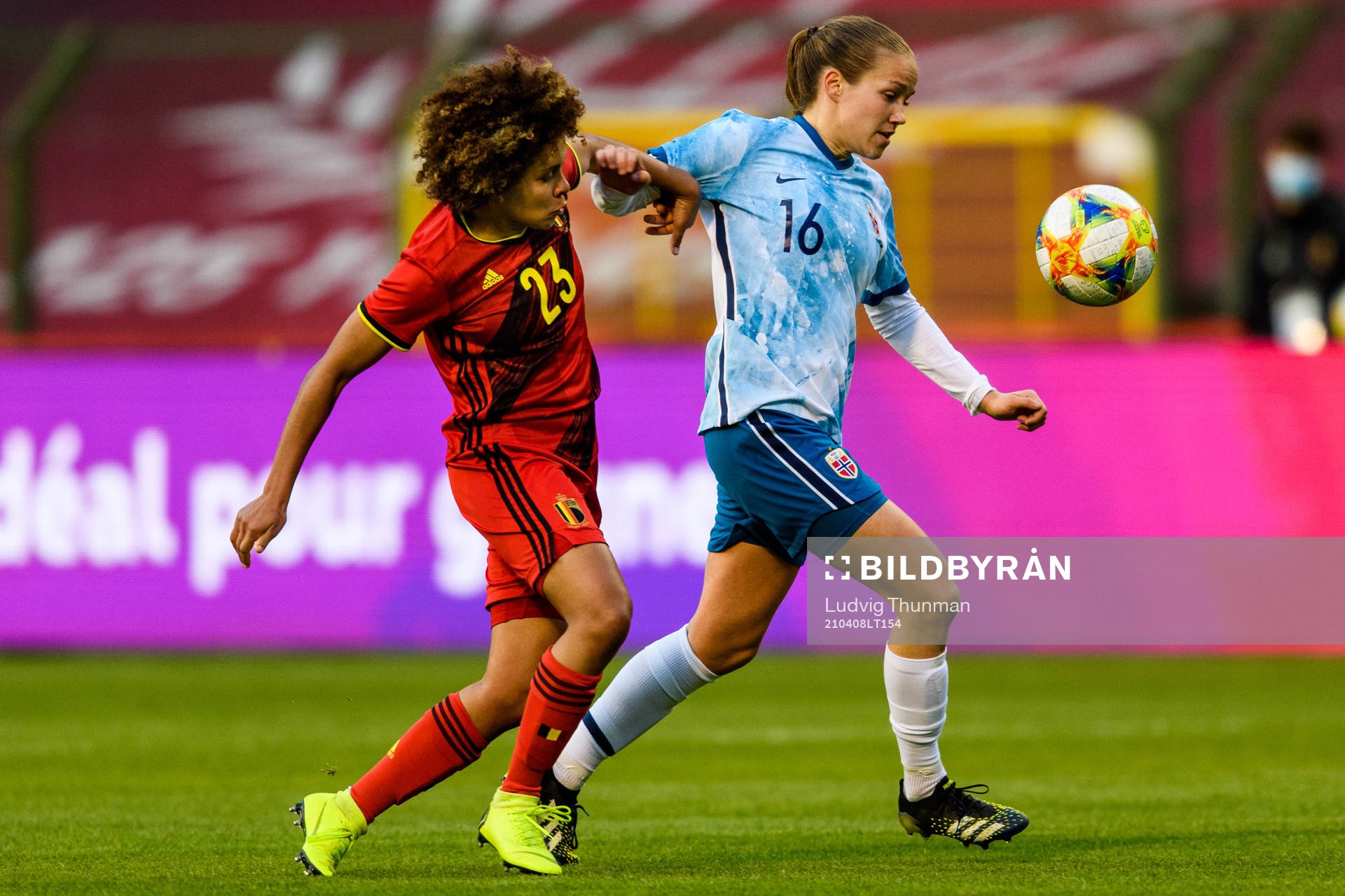 Kassandra Missipo of Belgium fights for the ball with Guro