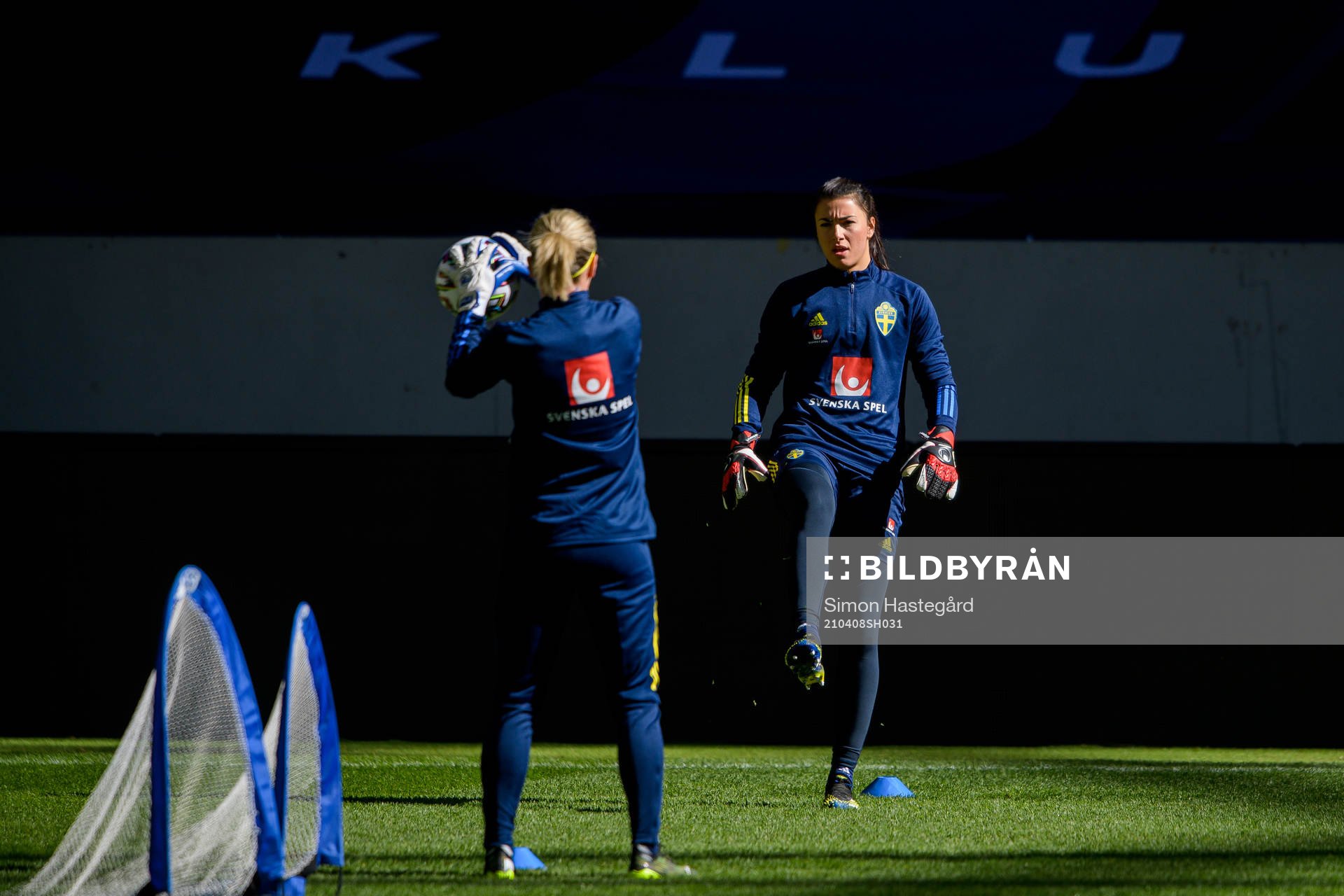 Goalkeepers Jennifer Falk and Zecira Musovic