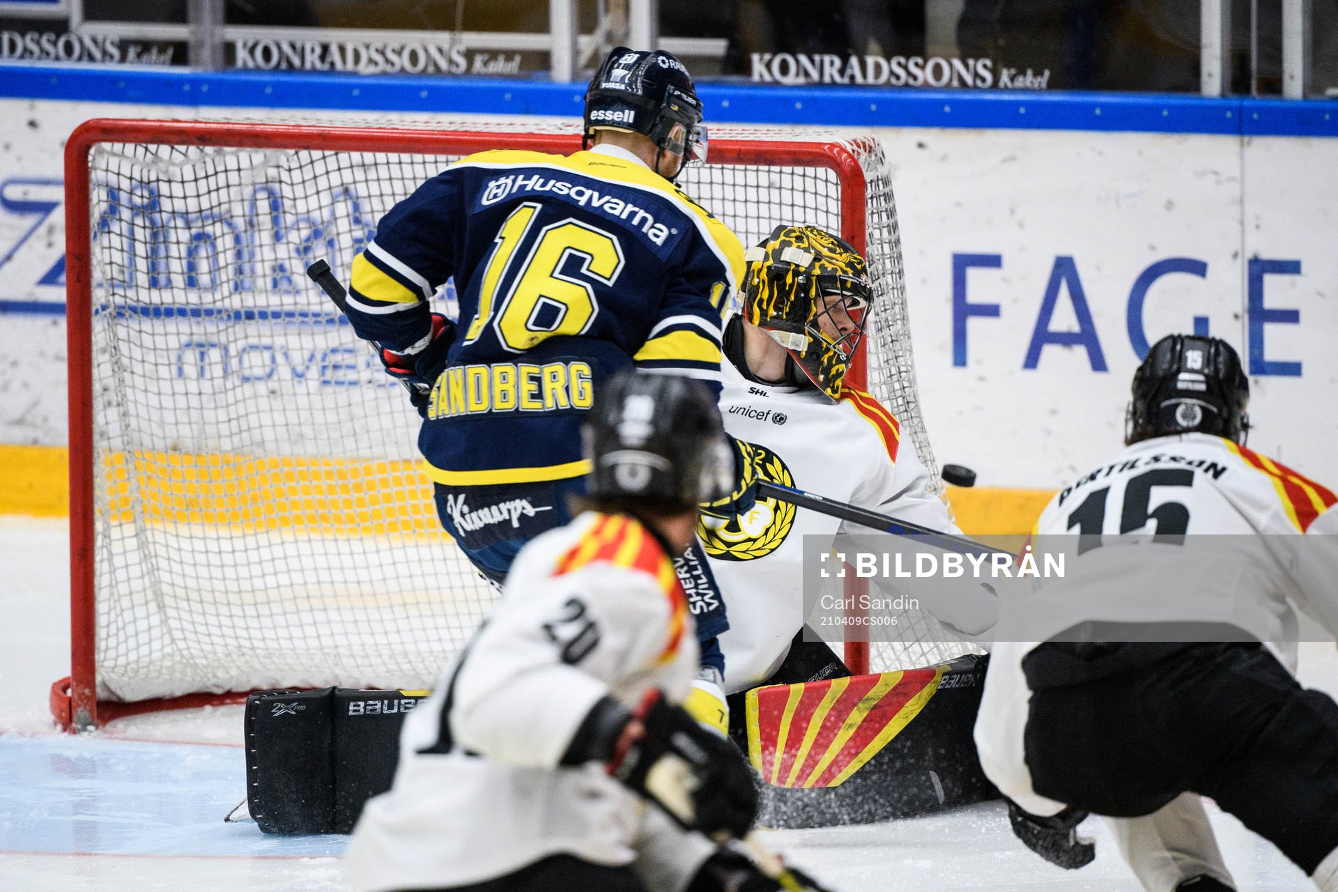 s Filip Sandberg oroar framför Brynäs målvakt Samuel