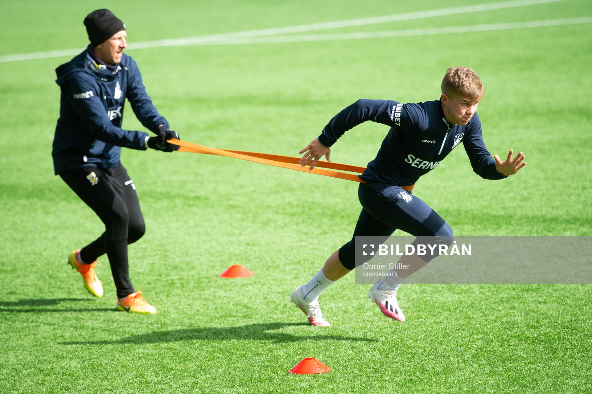 Isak Dahlqvist rehabar med sjukgymnast Fredrik Larsson