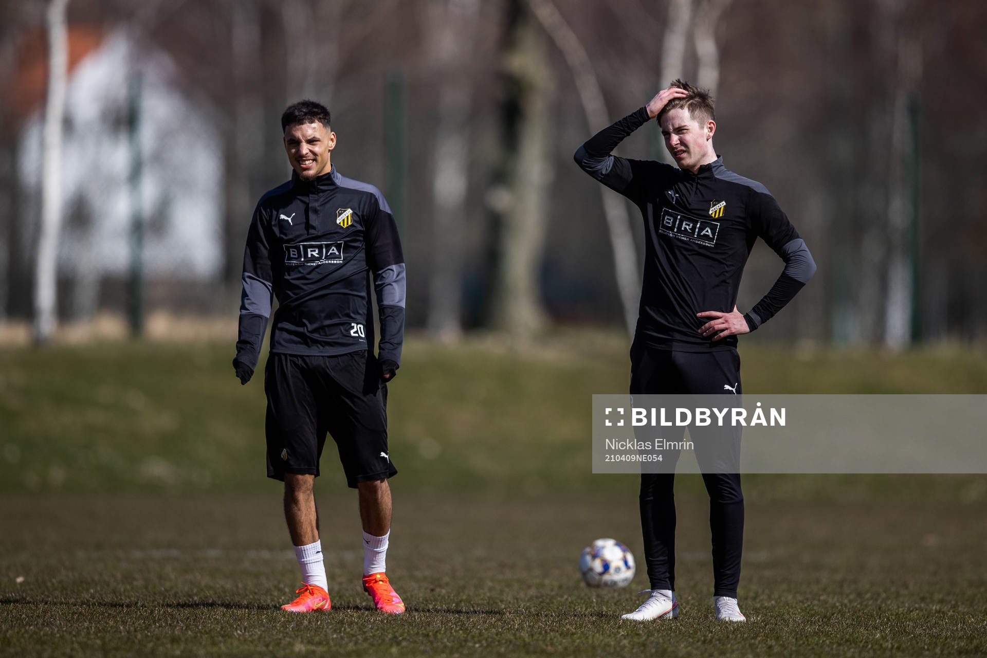 Häckens Patrik Wålemark  och Ali Youssef under en träning den 9 april 2021 i Göteborg. 