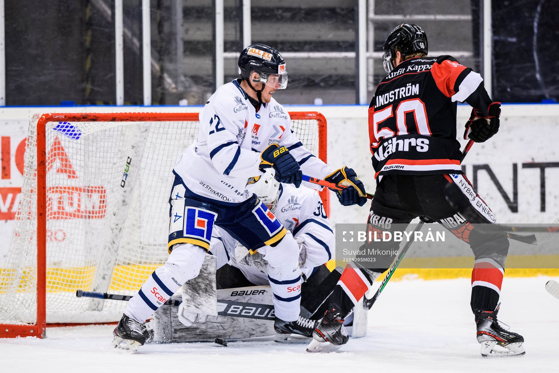 Visby/Romas Olle Andersson och målvakt Anton Malmborg mot
