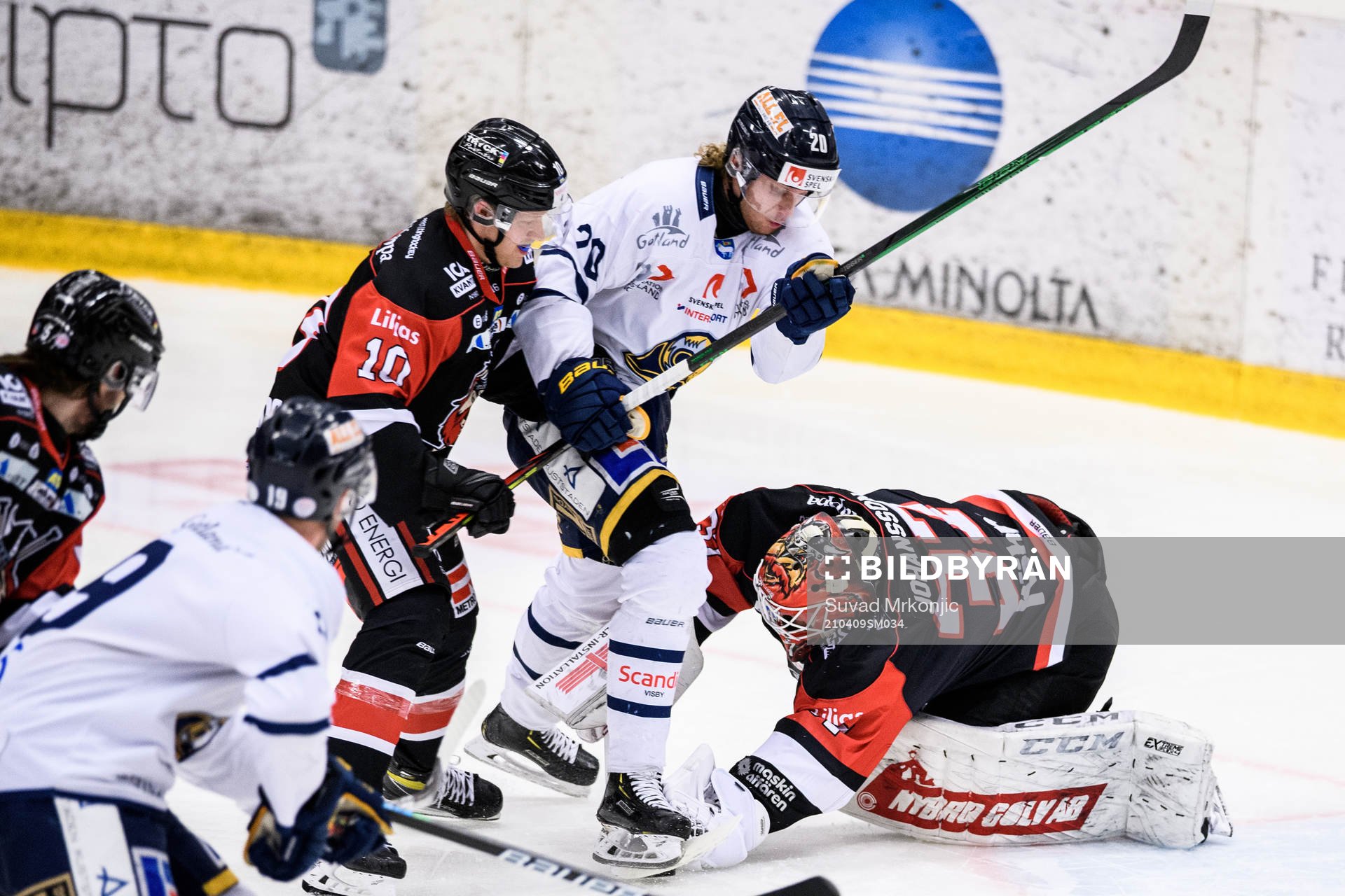 Visby/Romas Alex Ek oroar framför Nybros målvakt Robin