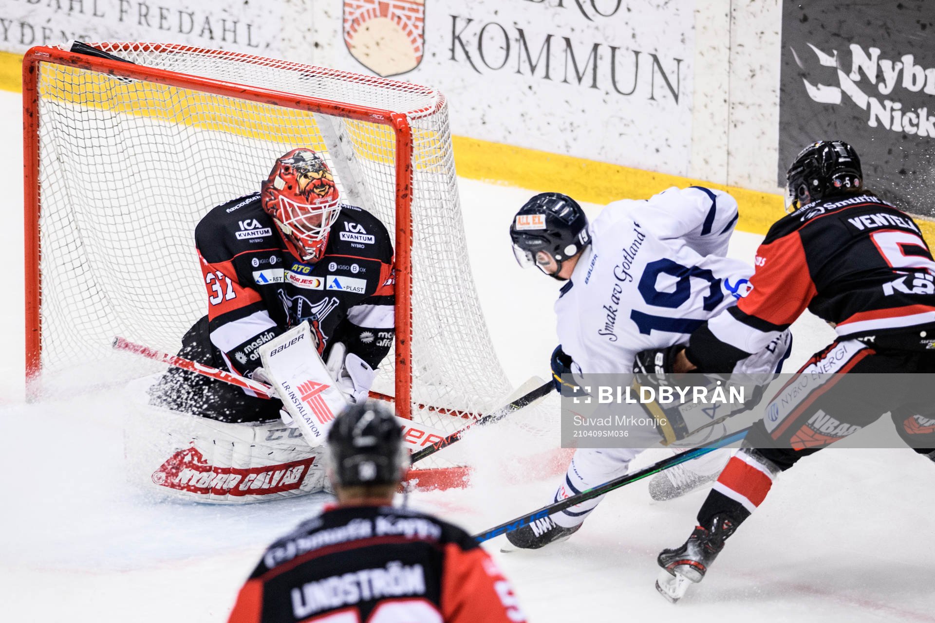 Nybros målvakt Robin Johansson och Visby/Romas William